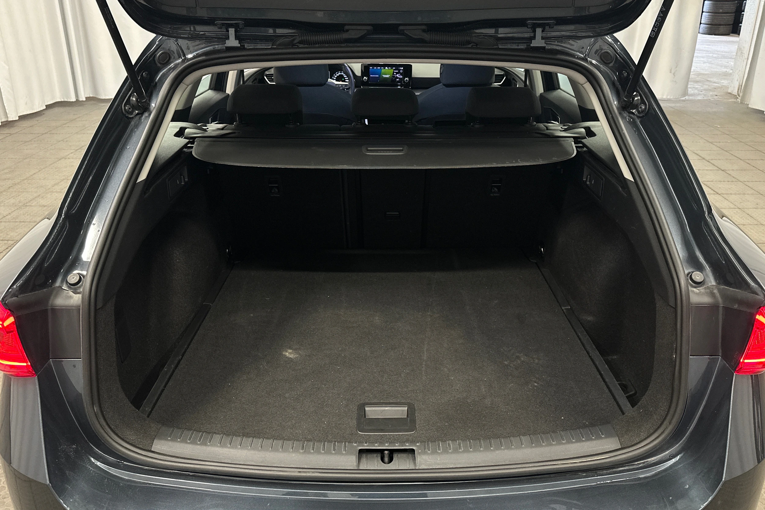 harmaa SEAT Leon Sportstourer 2024 kuva 33.
