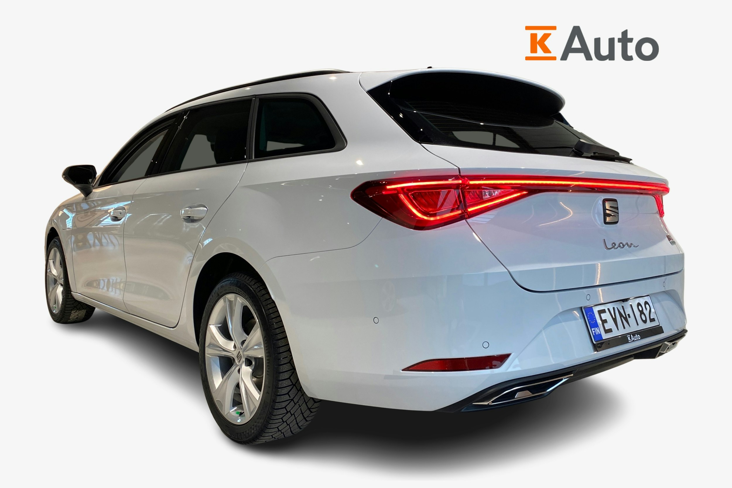 met. valkoinen SEAT Leon Sportstourer 2025 kuva 2.