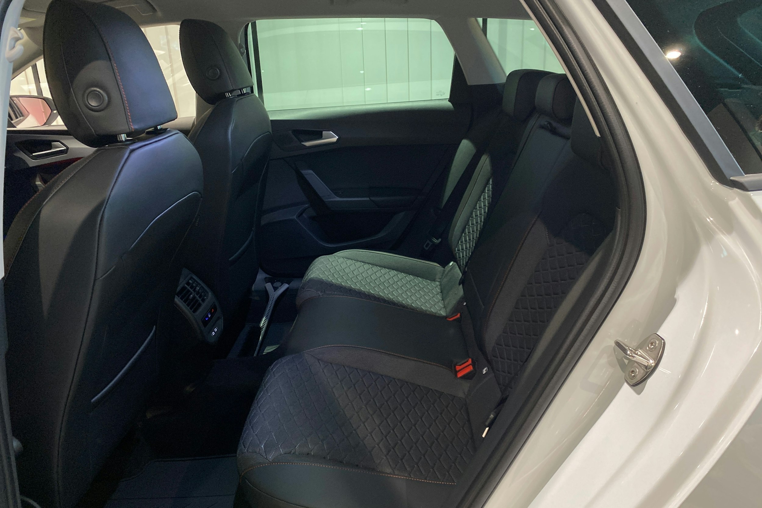 met. valkoinen SEAT Leon Sportstourer 2025 kuva 8.