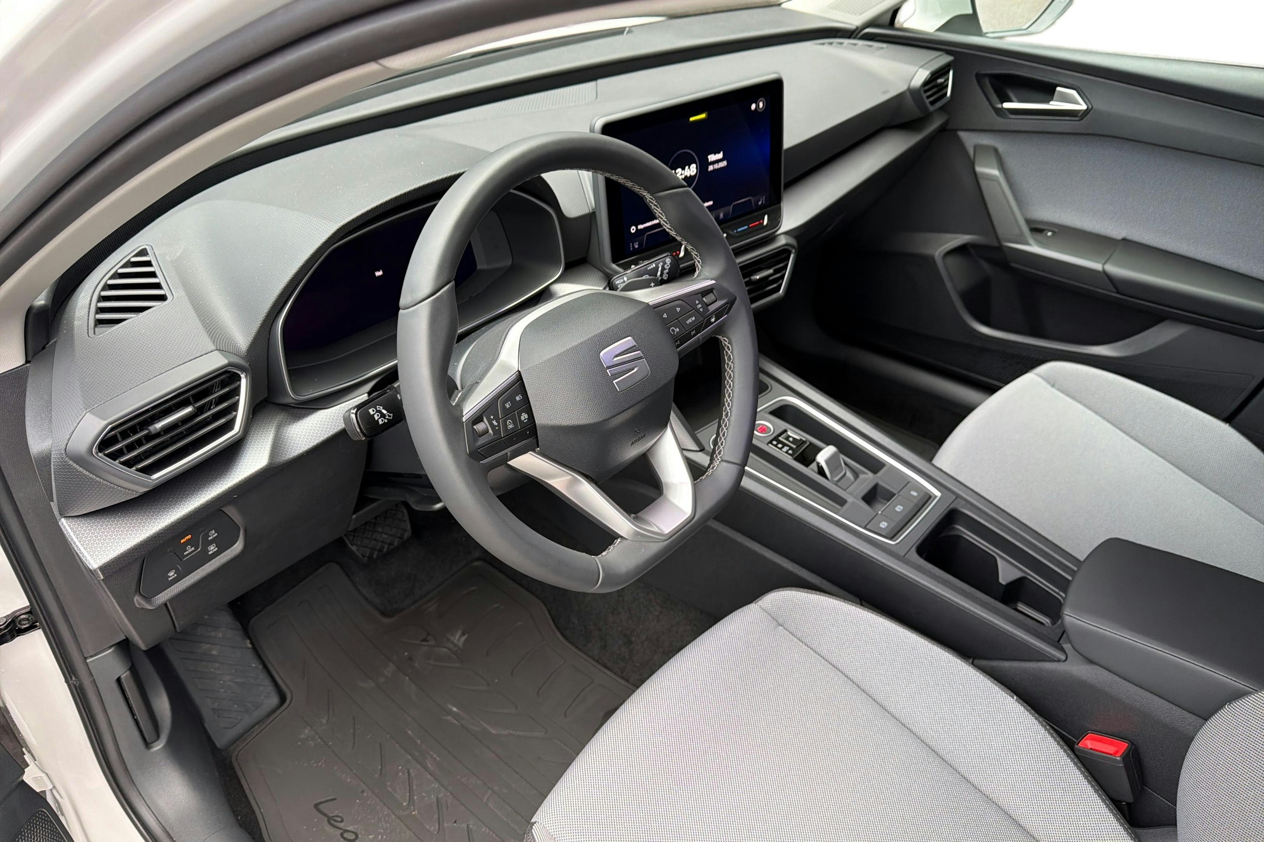 valkoinen SEAT Leon Sportstourer 2025 kuva 6.