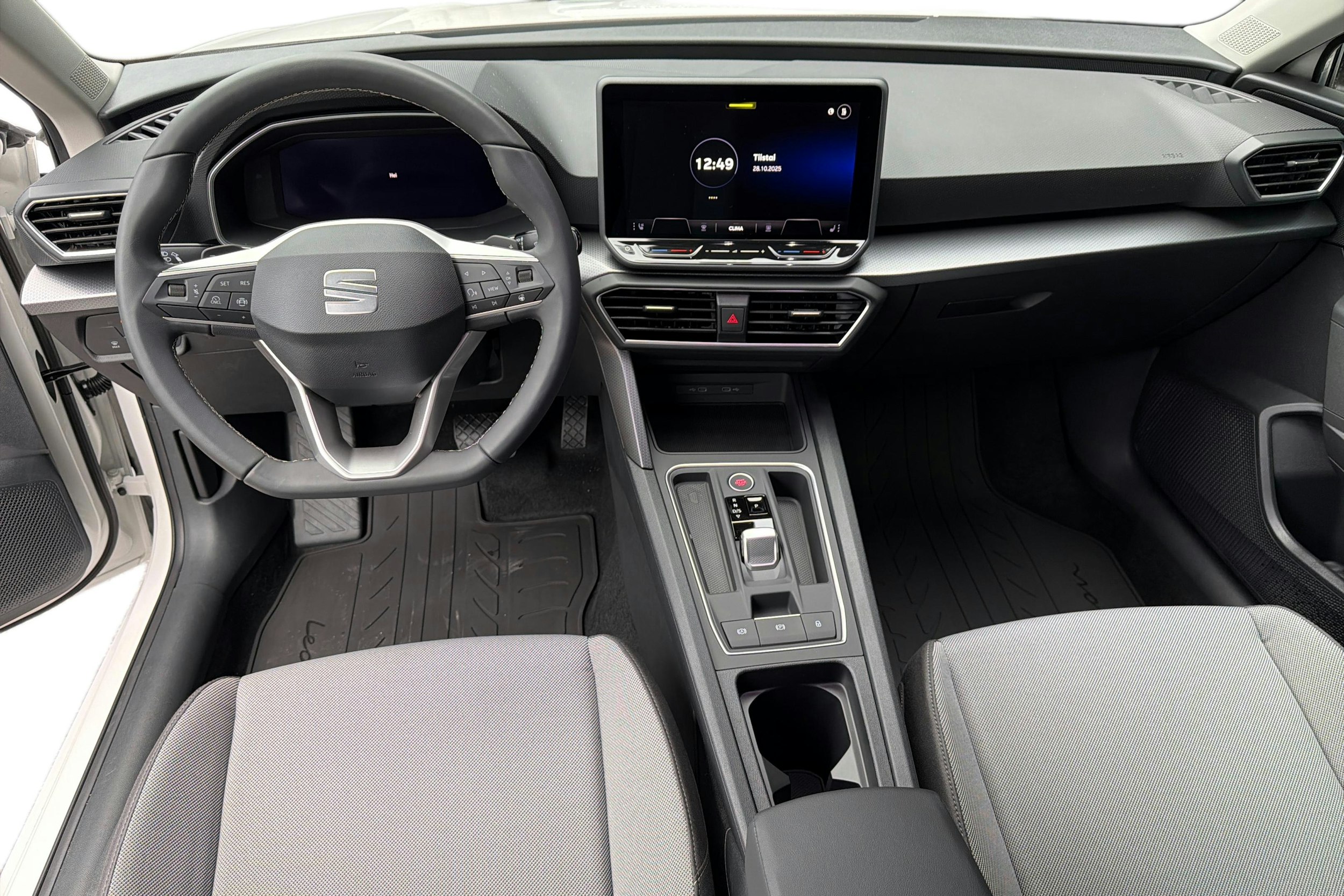 valkoinen SEAT Leon Sportstourer 2025 kuva 7.