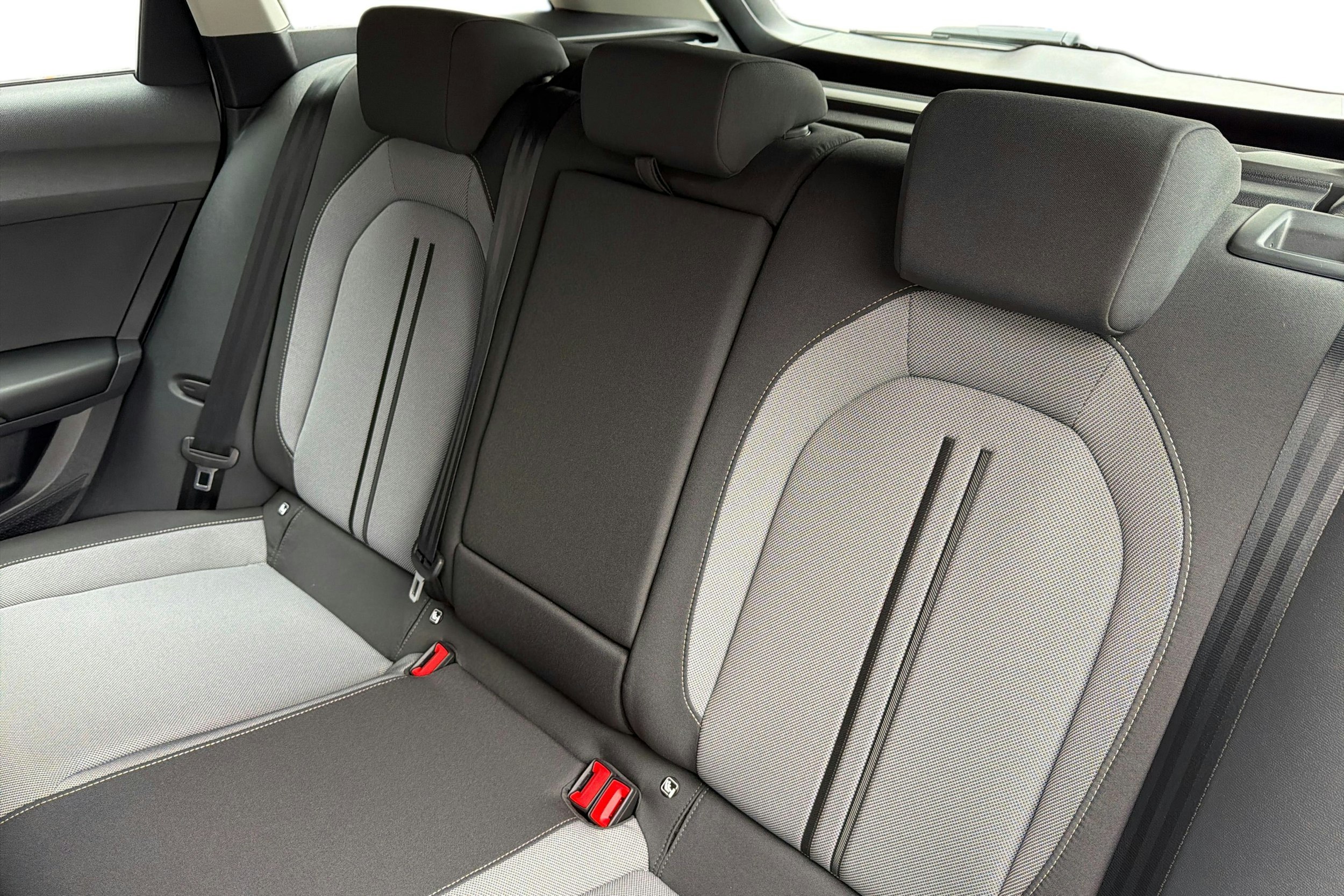 valkoinen SEAT Leon Sportstourer 2025 kuva 8.