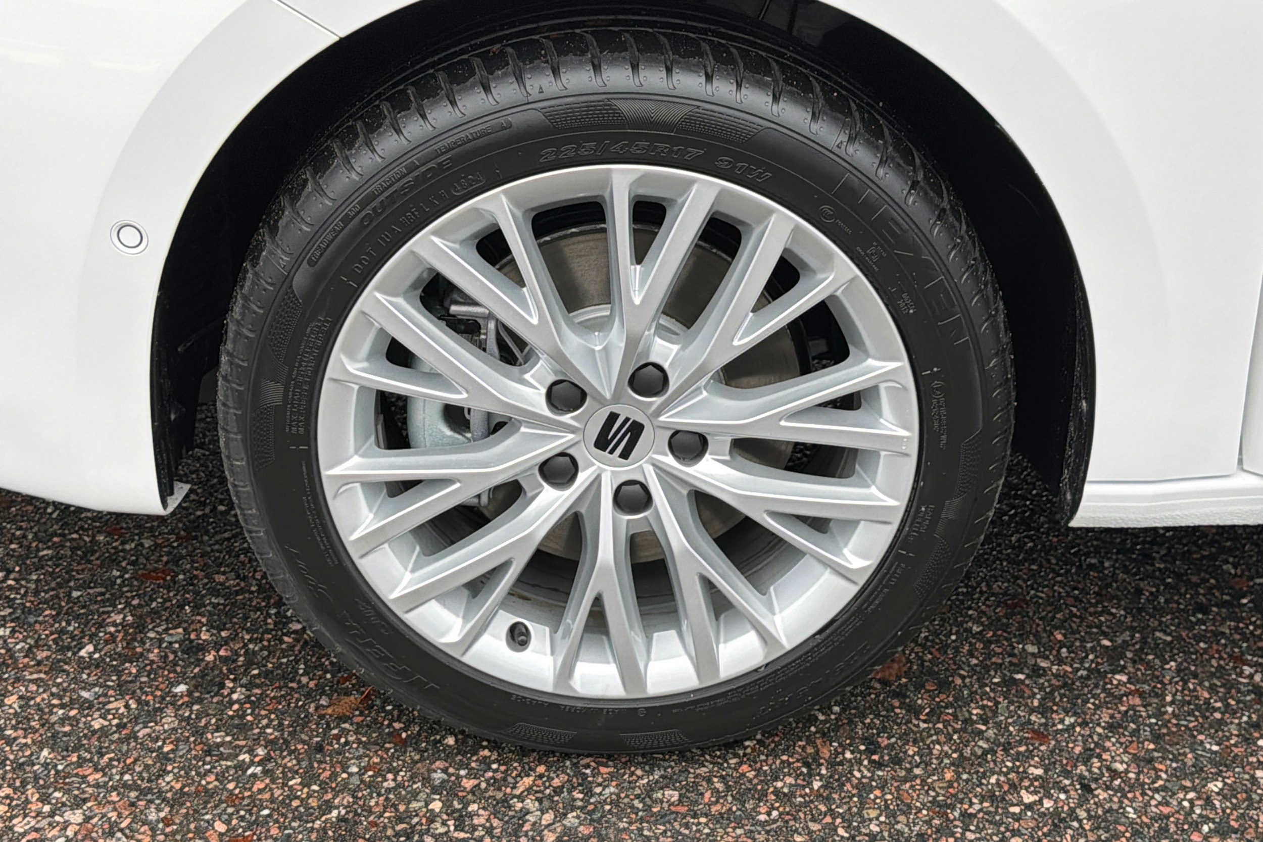 valkoinen SEAT Leon Sportstourer 2025 kuva 9.