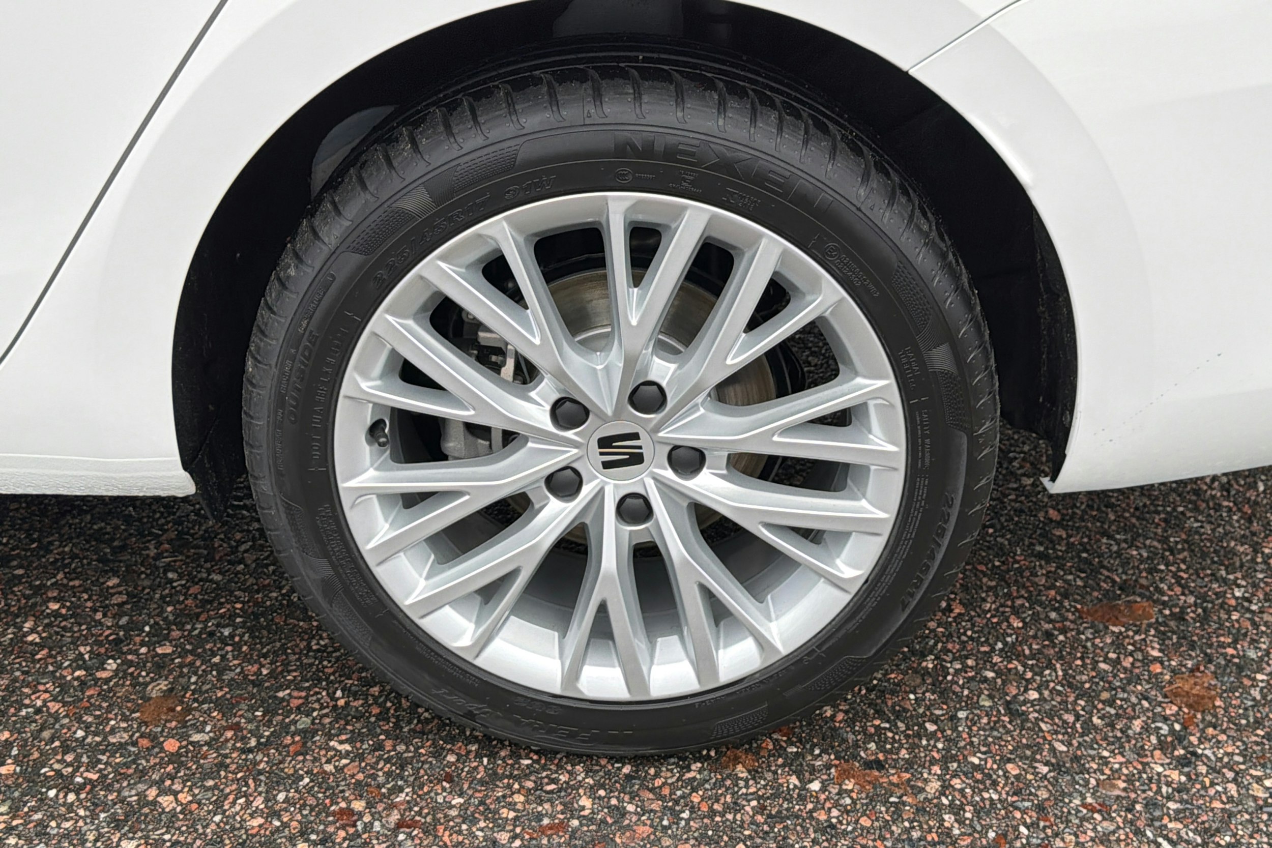 valkoinen SEAT Leon Sportstourer 2025 kuva 10.