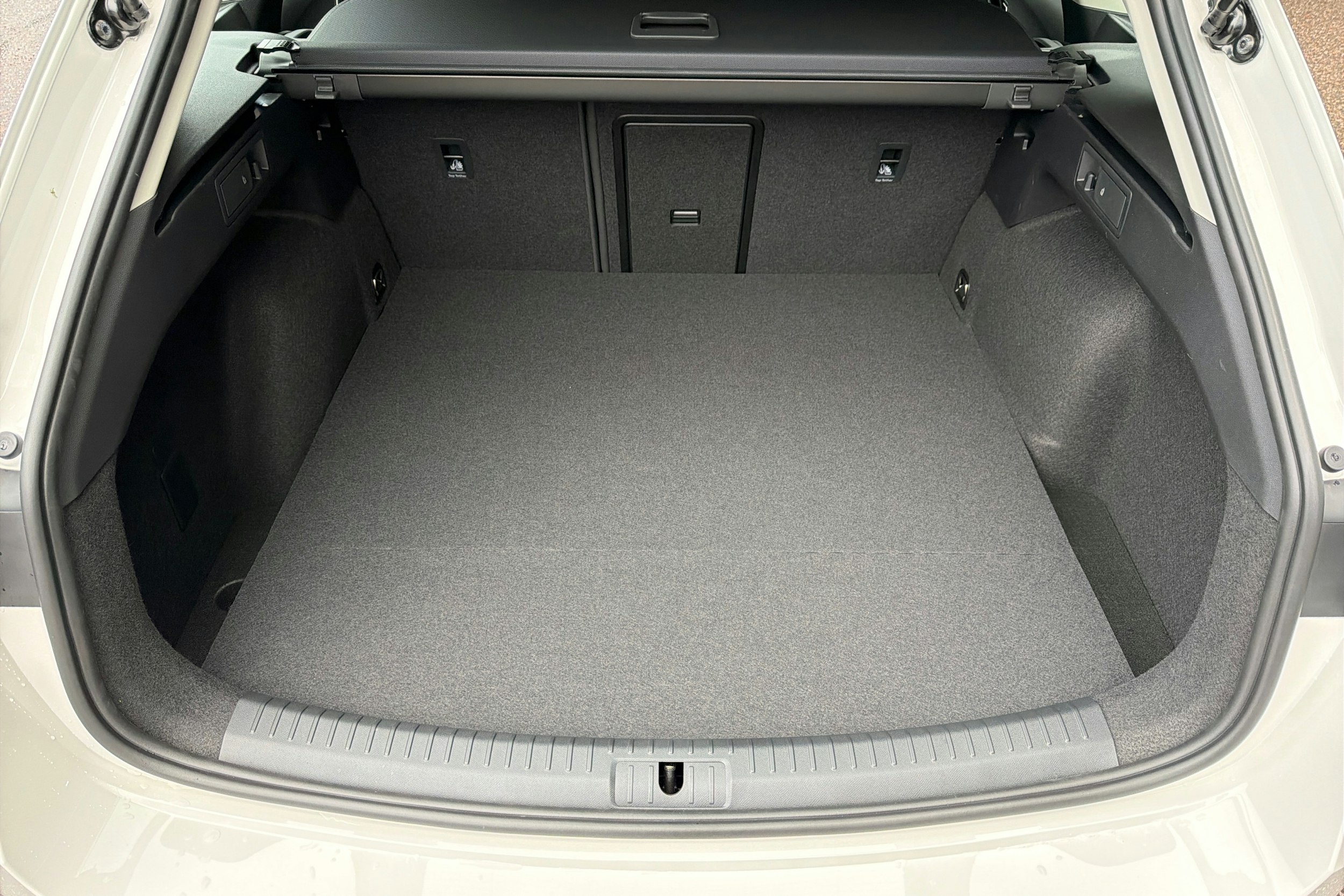 valkoinen SEAT Leon Sportstourer 2025 kuva 11.