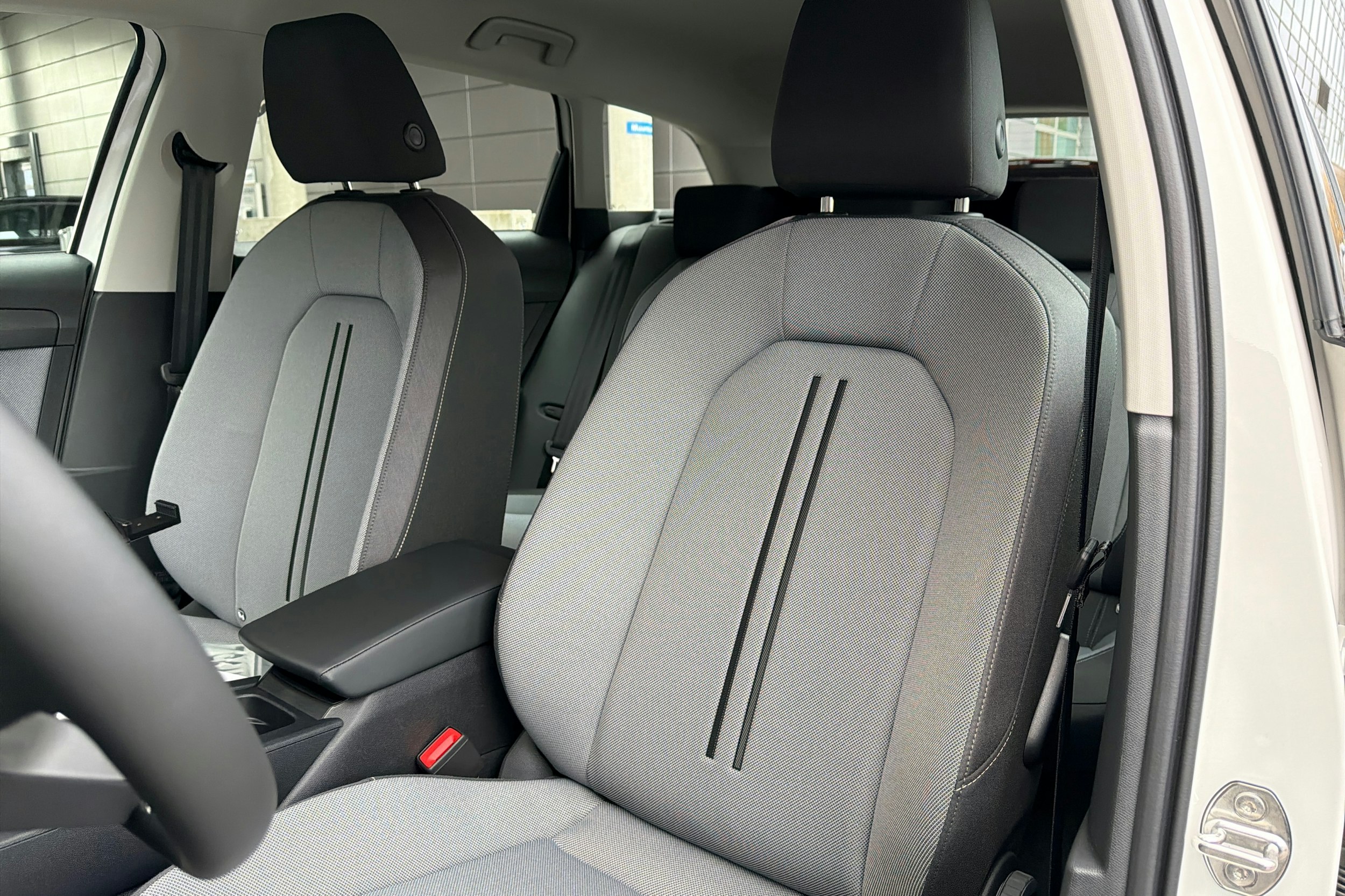 valkoinen SEAT Leon Sportstourer 2025 kuva 15.