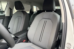 valkoinen SEAT Leon Sportstourer 2025 kuva 15.