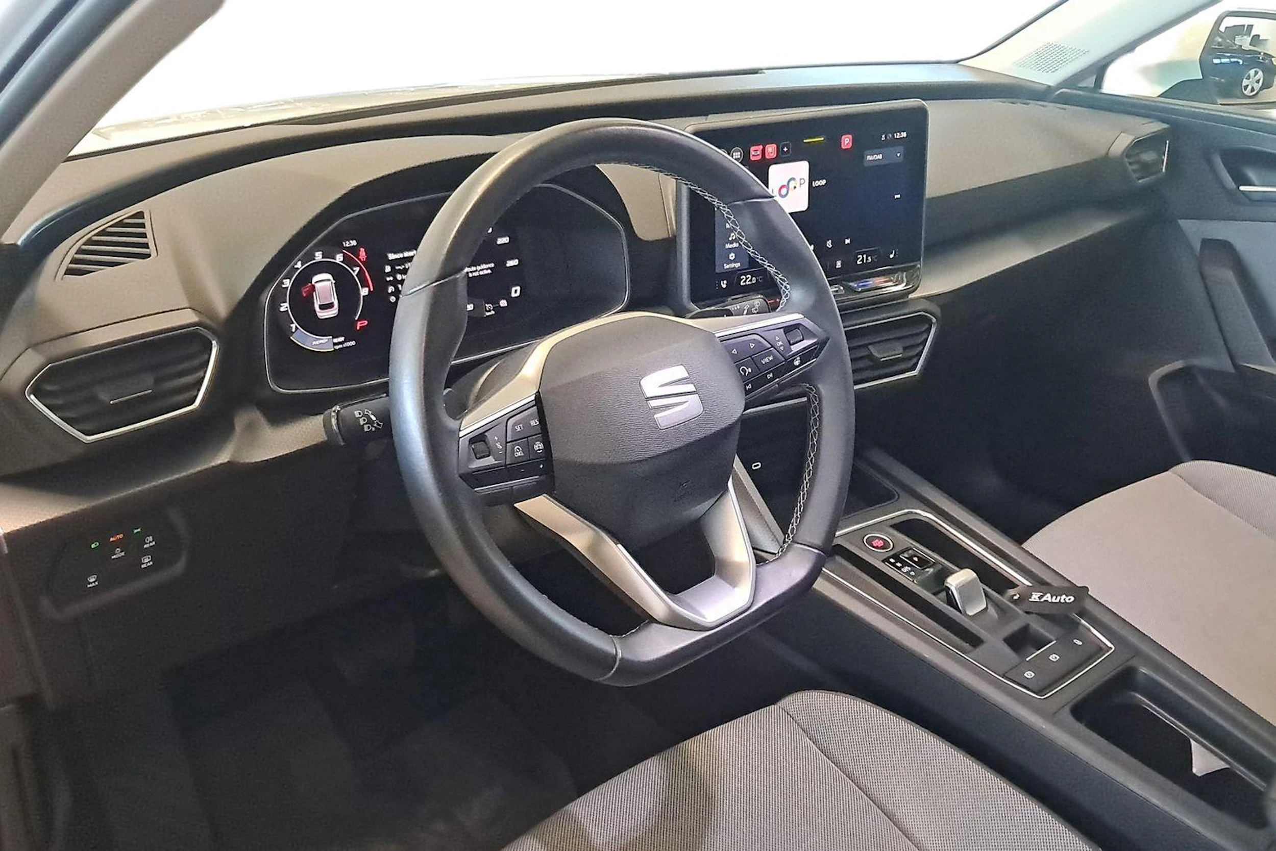 valkoinen SEAT Leon Sportstourer 2025 kuva 8.