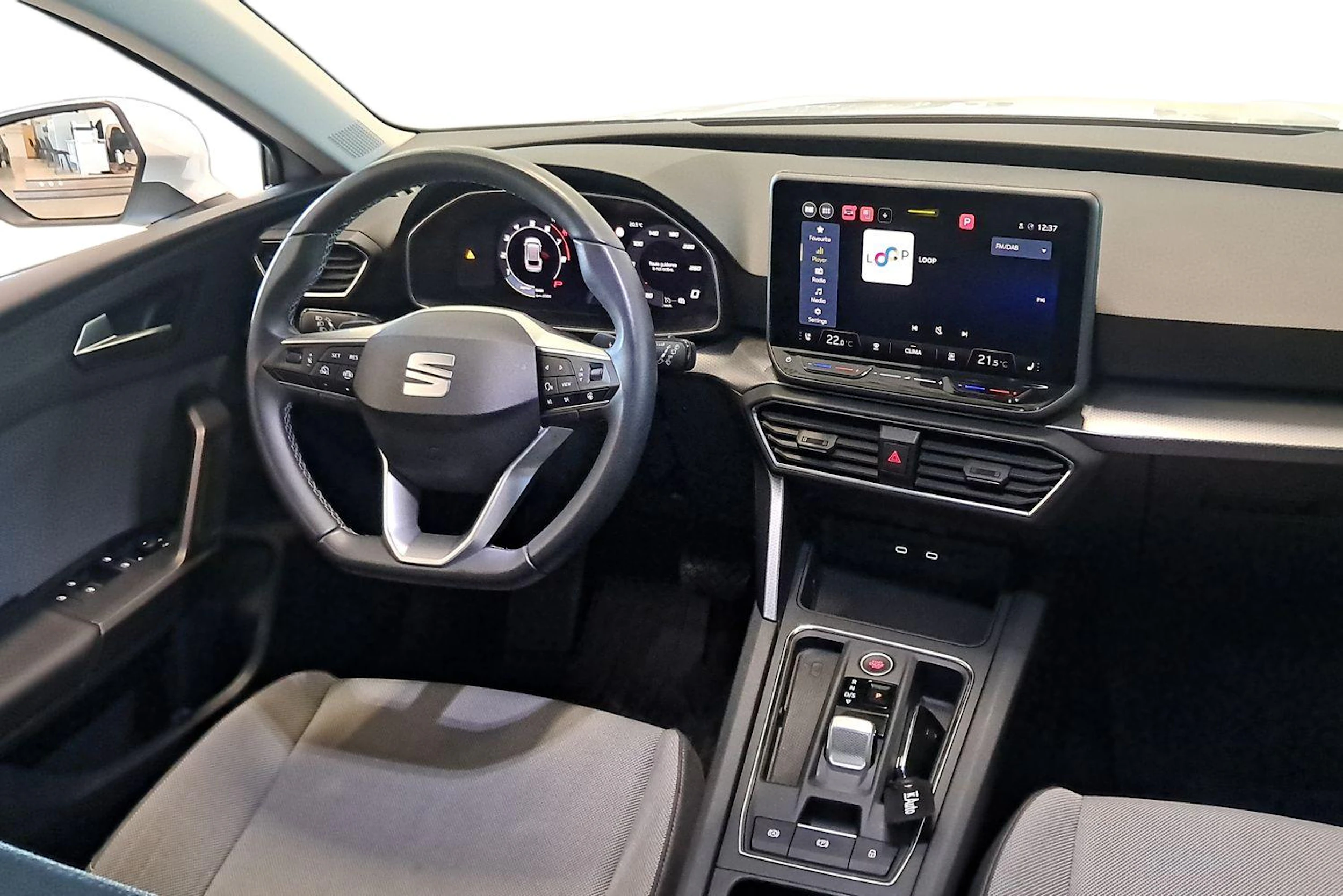 valkoinen SEAT Leon Sportstourer 2025 kuva 9.