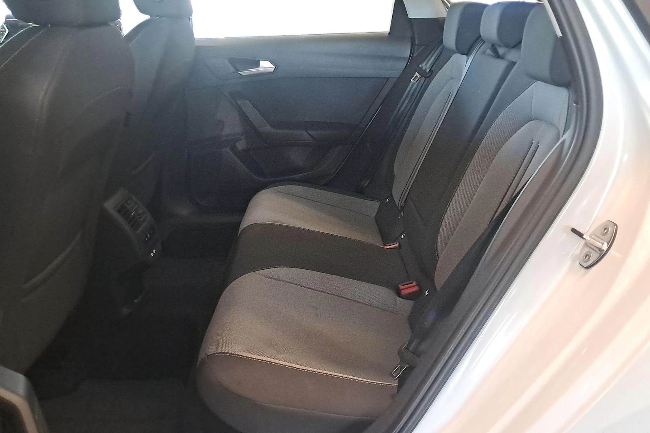 valkoinen SEAT Leon Sportstourer 2025 kuva 11.