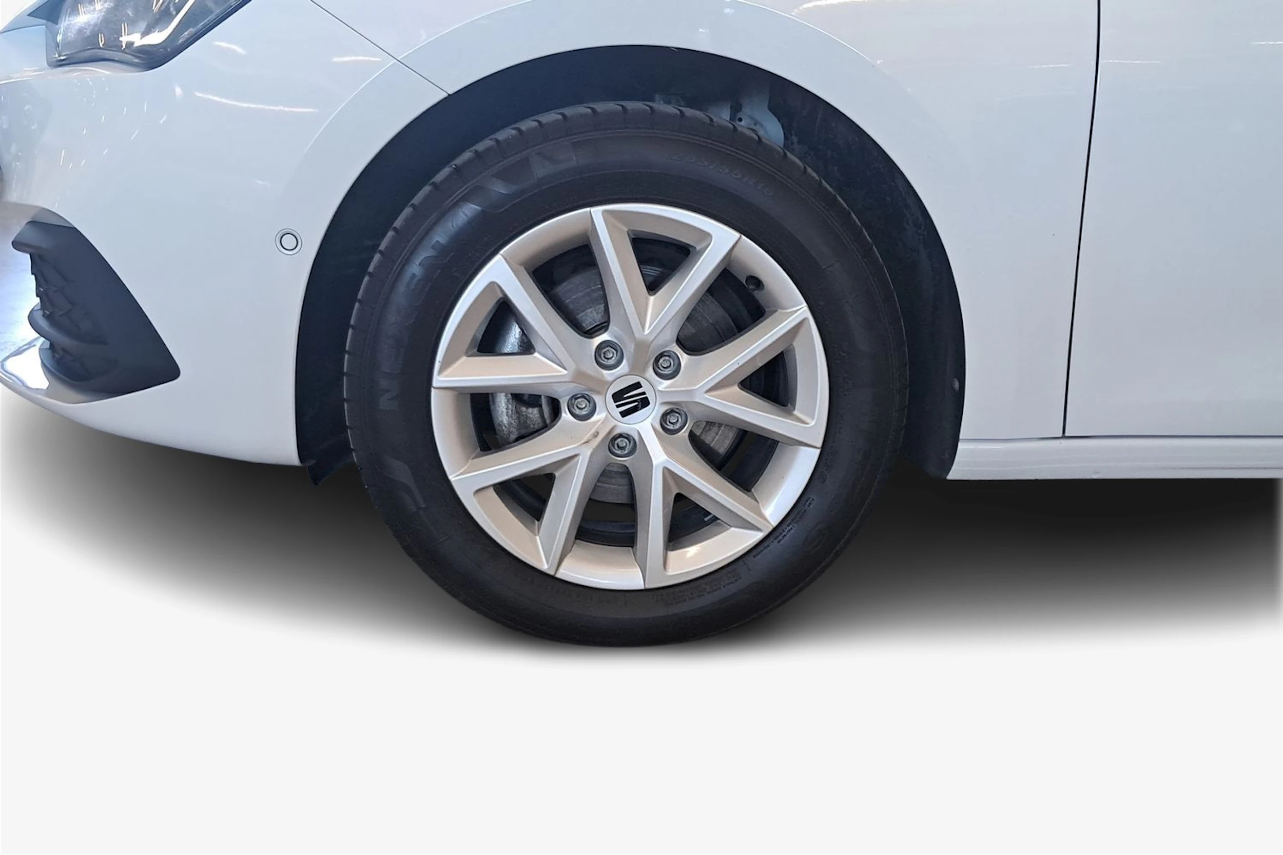 valkoinen SEAT Leon Sportstourer 2025 kuva 12.