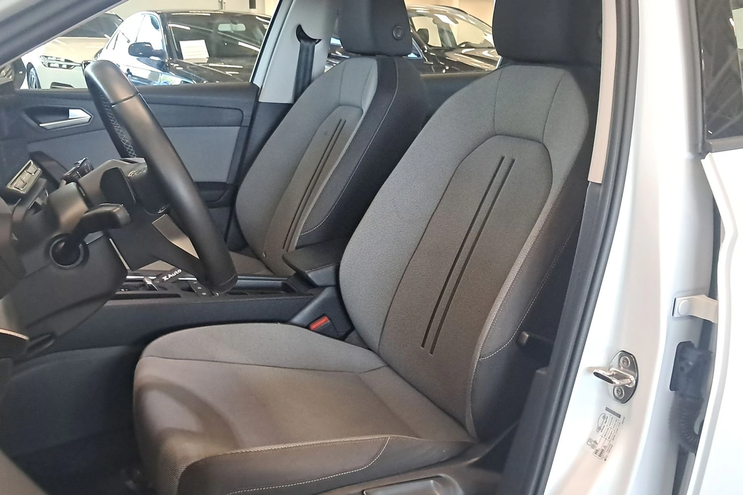 valkoinen SEAT Leon Sportstourer 2025 kuva 15.