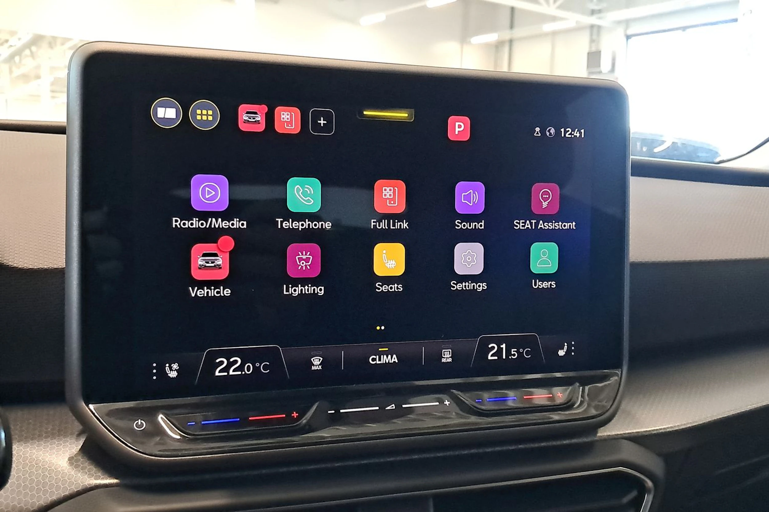 valkoinen SEAT Leon Sportstourer 2025 kuva 23.