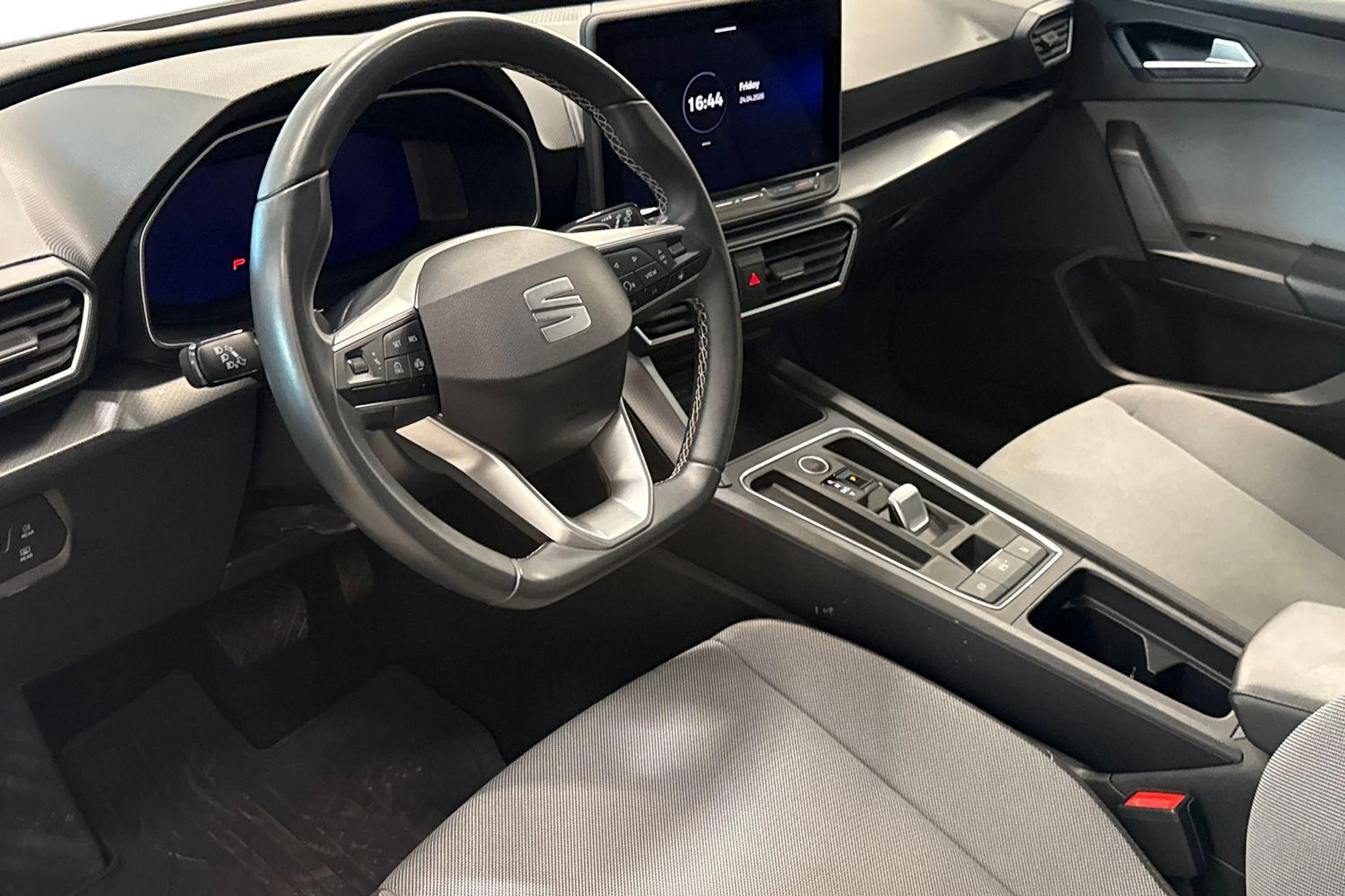 valkoinen SEAT Leon Sportstourer 2025 kuva 6.