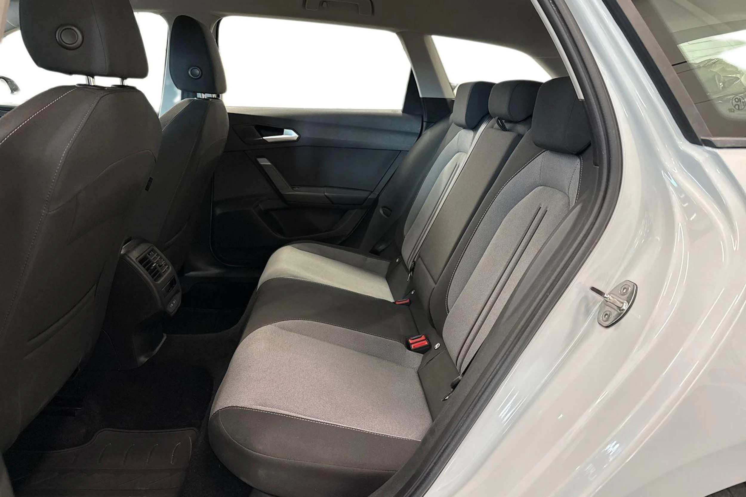 valkoinen SEAT Leon Sportstourer 2025 kuva 8.