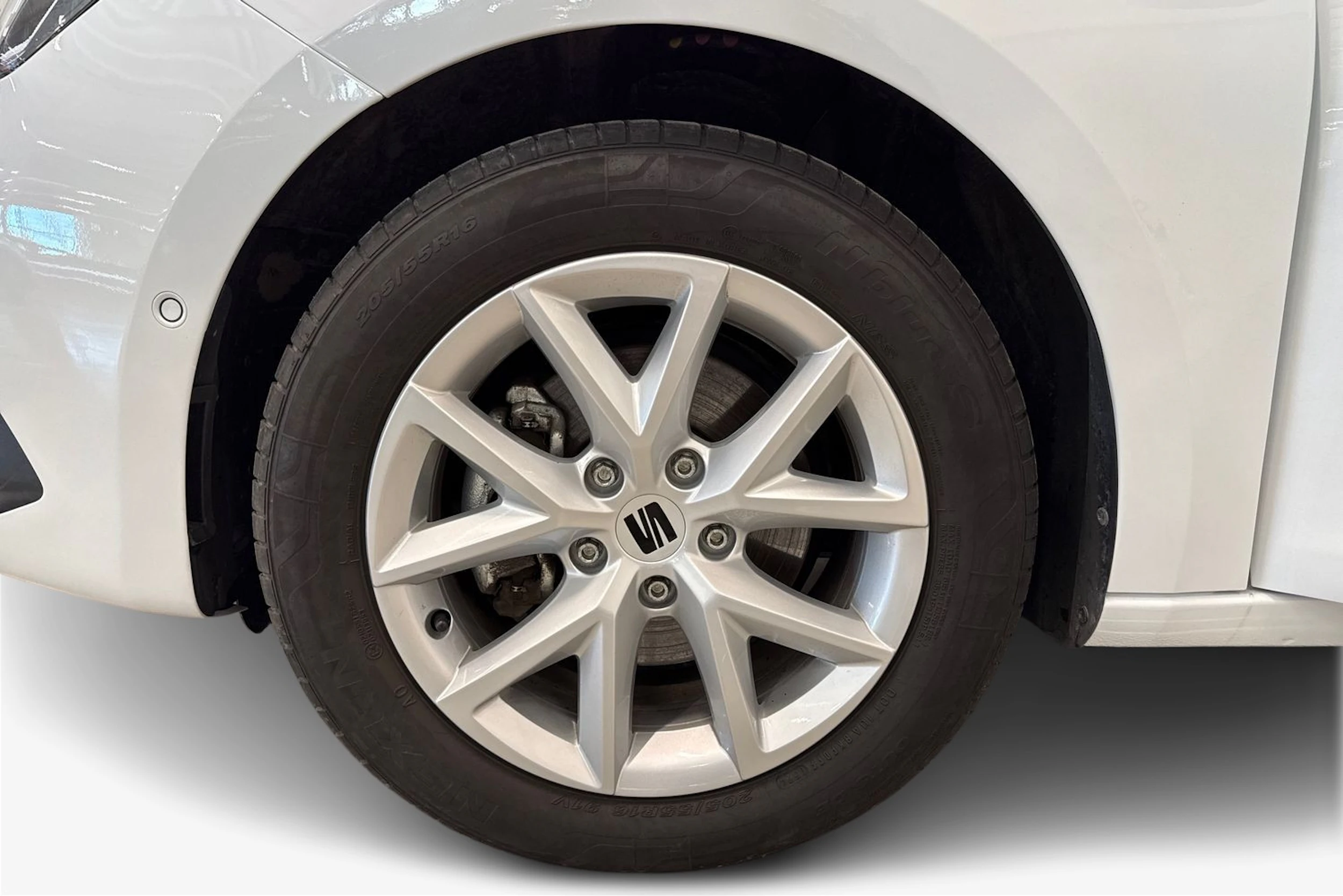 valkoinen SEAT Leon Sportstourer 2025 kuva 9.