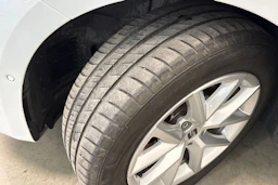 valkoinen SEAT Leon Sportstourer 2025 kuva 10.