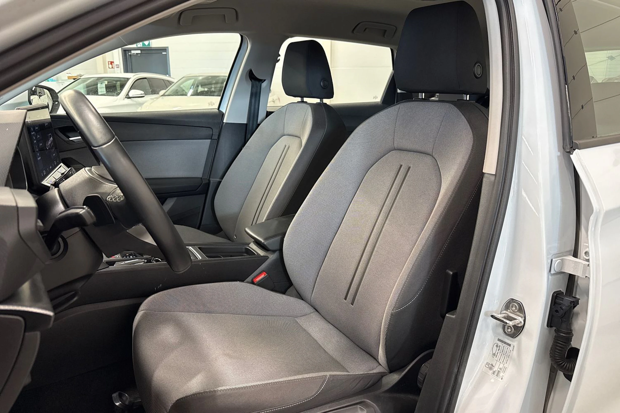 valkoinen SEAT Leon Sportstourer 2025 kuva 11.