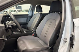 valkoinen SEAT Leon Sportstourer 2025 kuva 11.