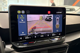 valkoinen SEAT Leon Sportstourer 2025 kuva 16.