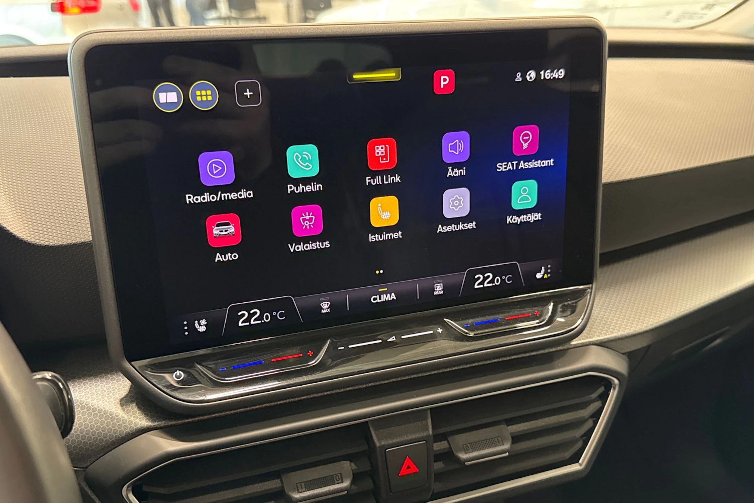 valkoinen SEAT Leon Sportstourer 2025 kuva 18.