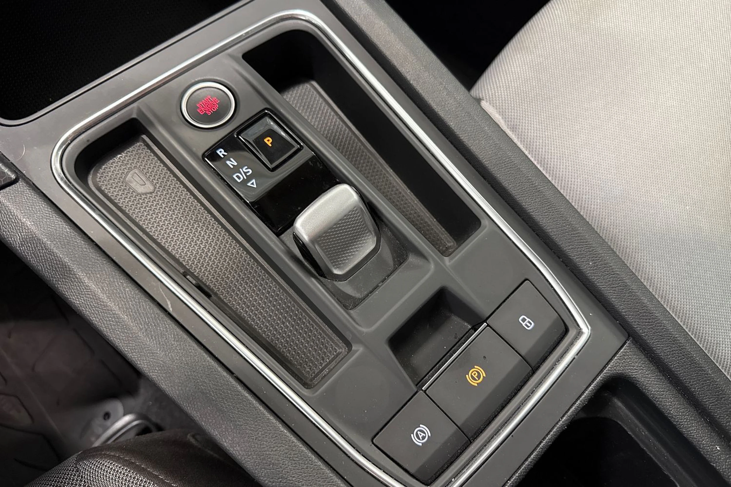 valkoinen SEAT Leon Sportstourer 2025 kuva 19.