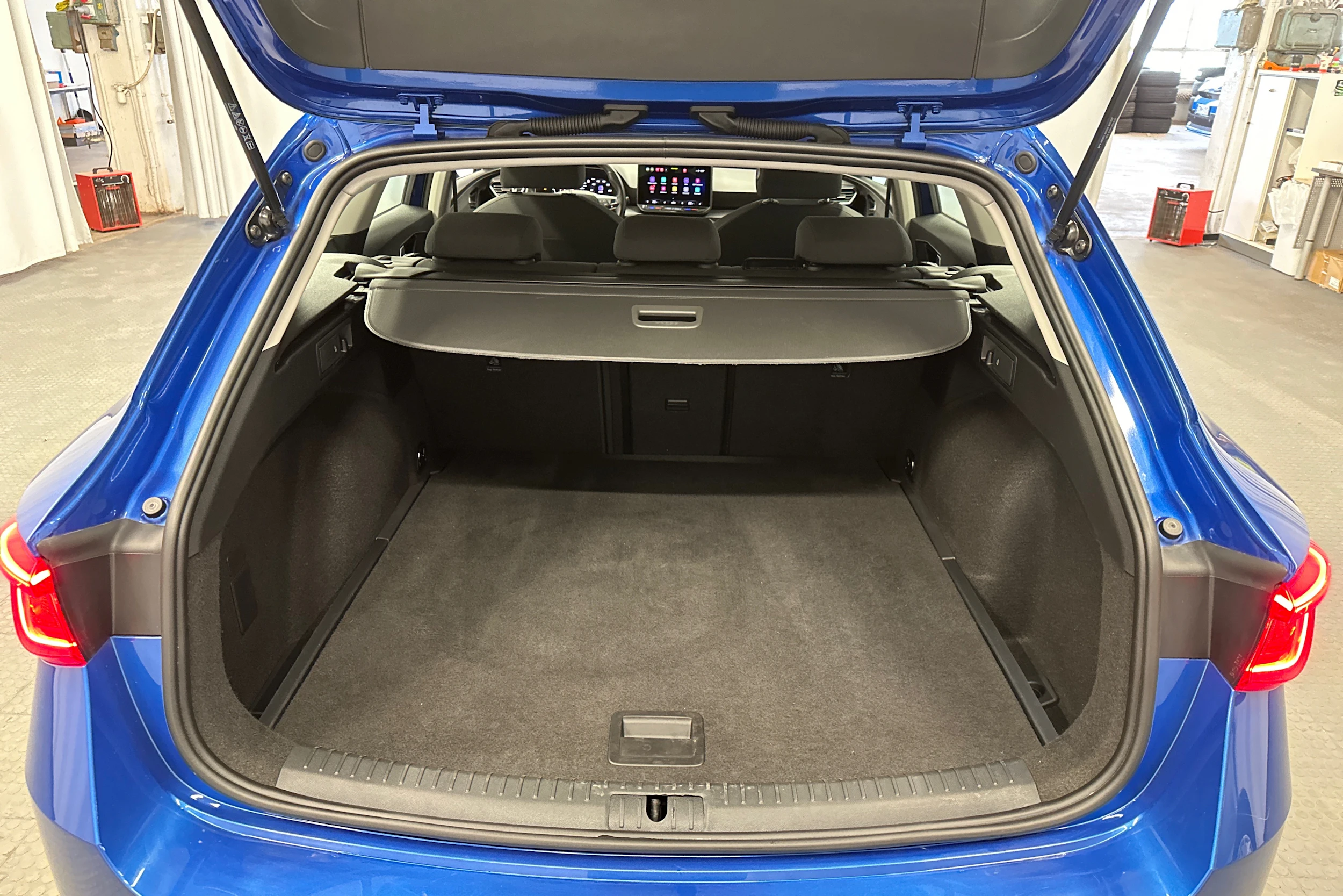 sininen SEAT Leon Sportstourer 2025 kuva 28.