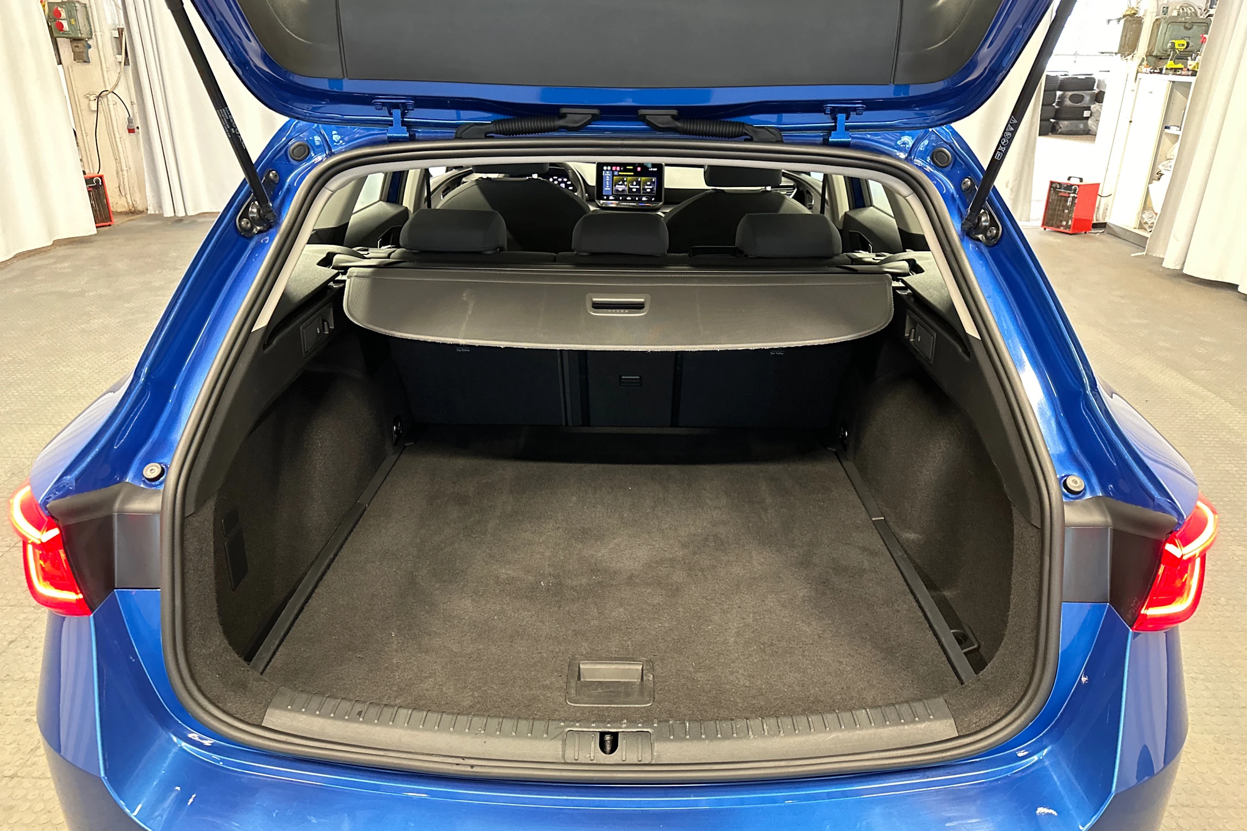 sininen SEAT Leon Sportstourer 2025 kuva 27.