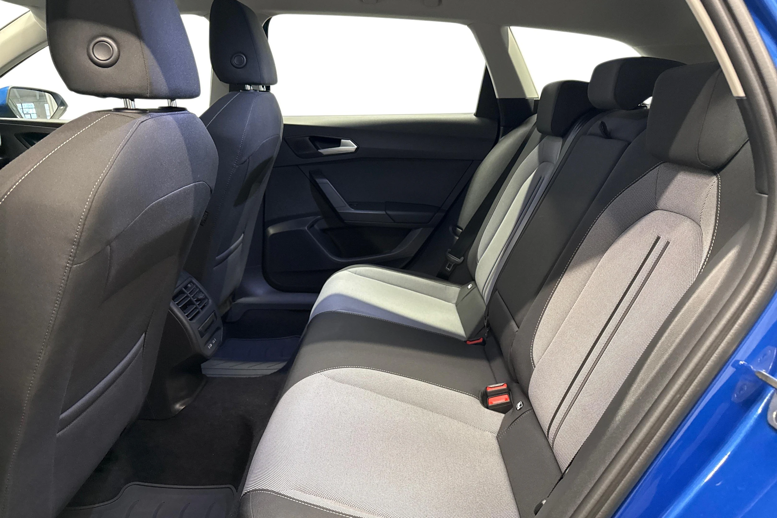 sininen SEAT Leon Sportstourer 2025 kuva 11.
