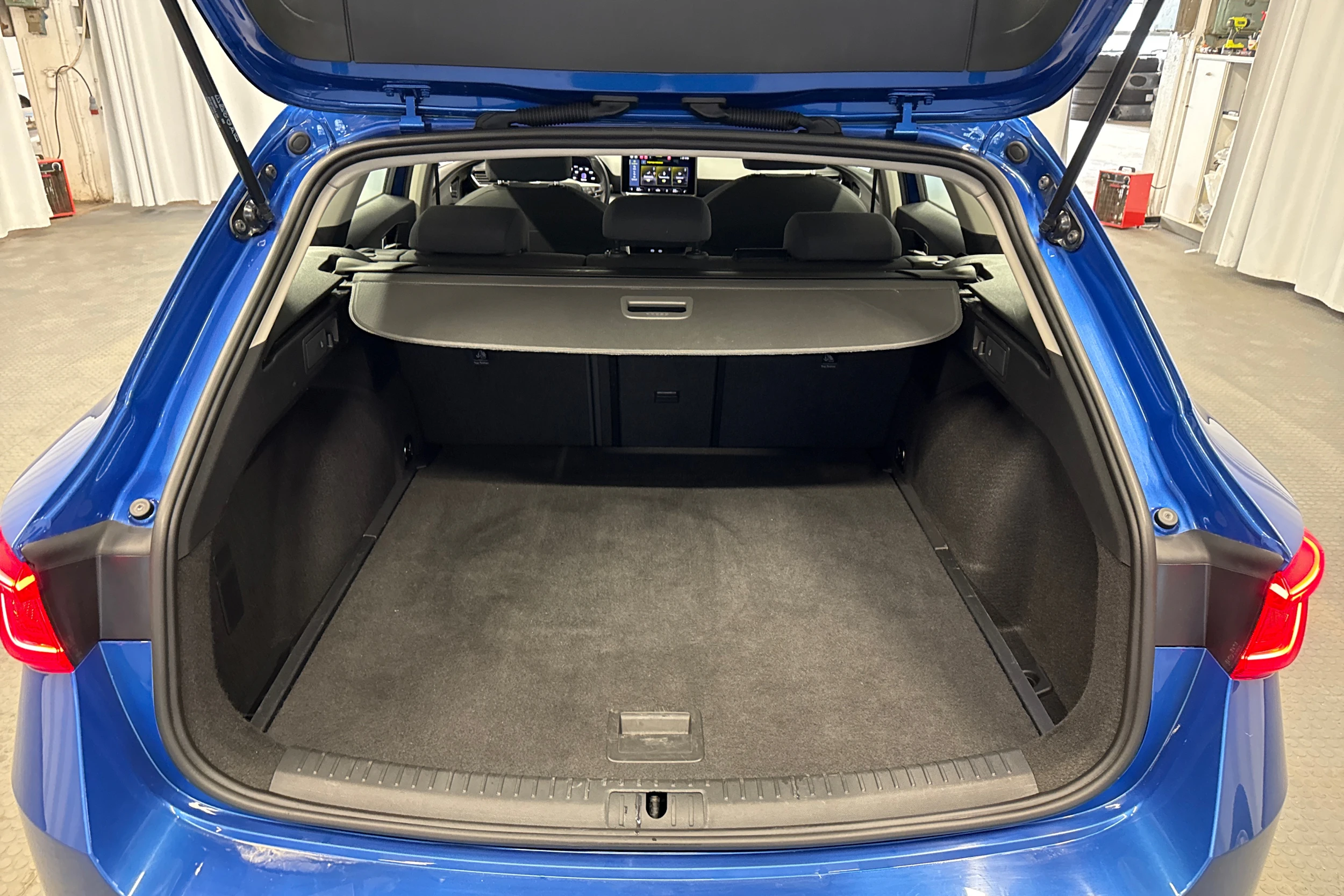 sininen SEAT Leon Sportstourer 2025 kuva 28.