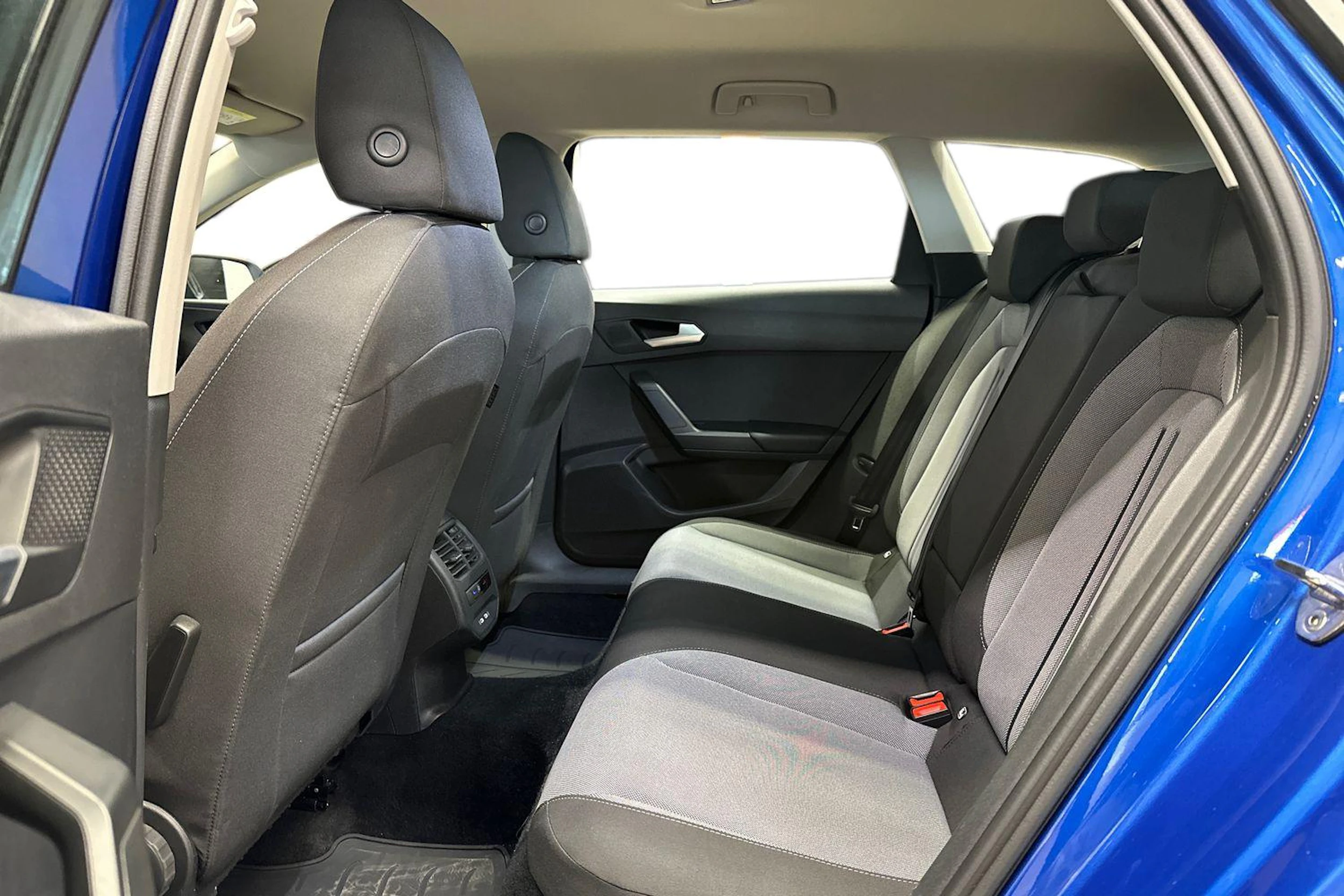 sininen SEAT Leon Sportstourer 2025 kuva 14.