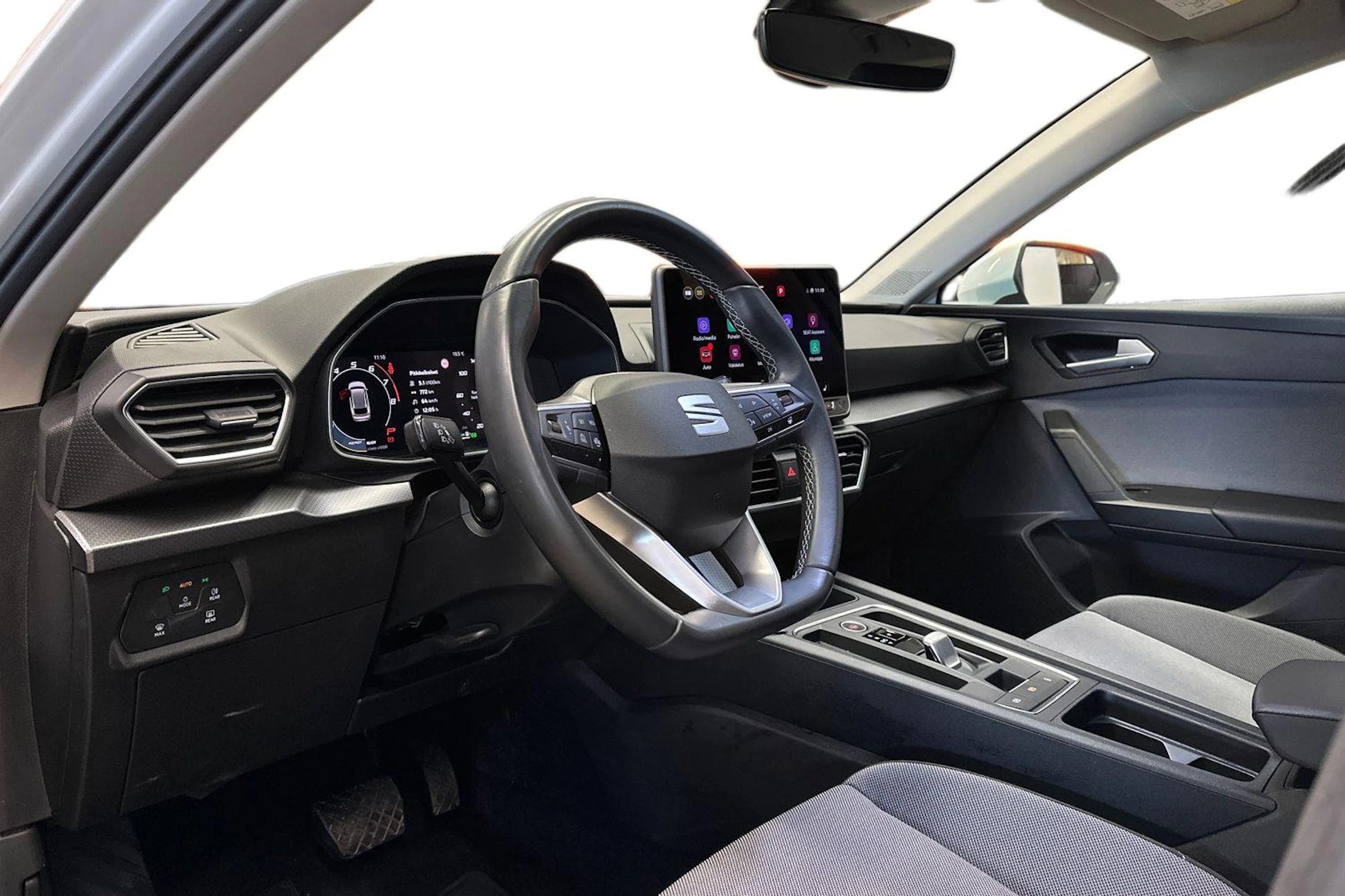 valkoinen SEAT Leon Sportstourer 2025 kuva 11.