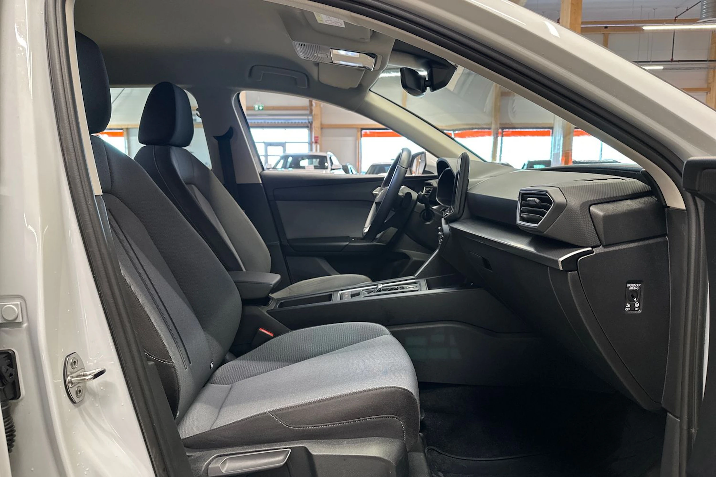 valkoinen SEAT Leon Sportstourer 2025 kuva 18.