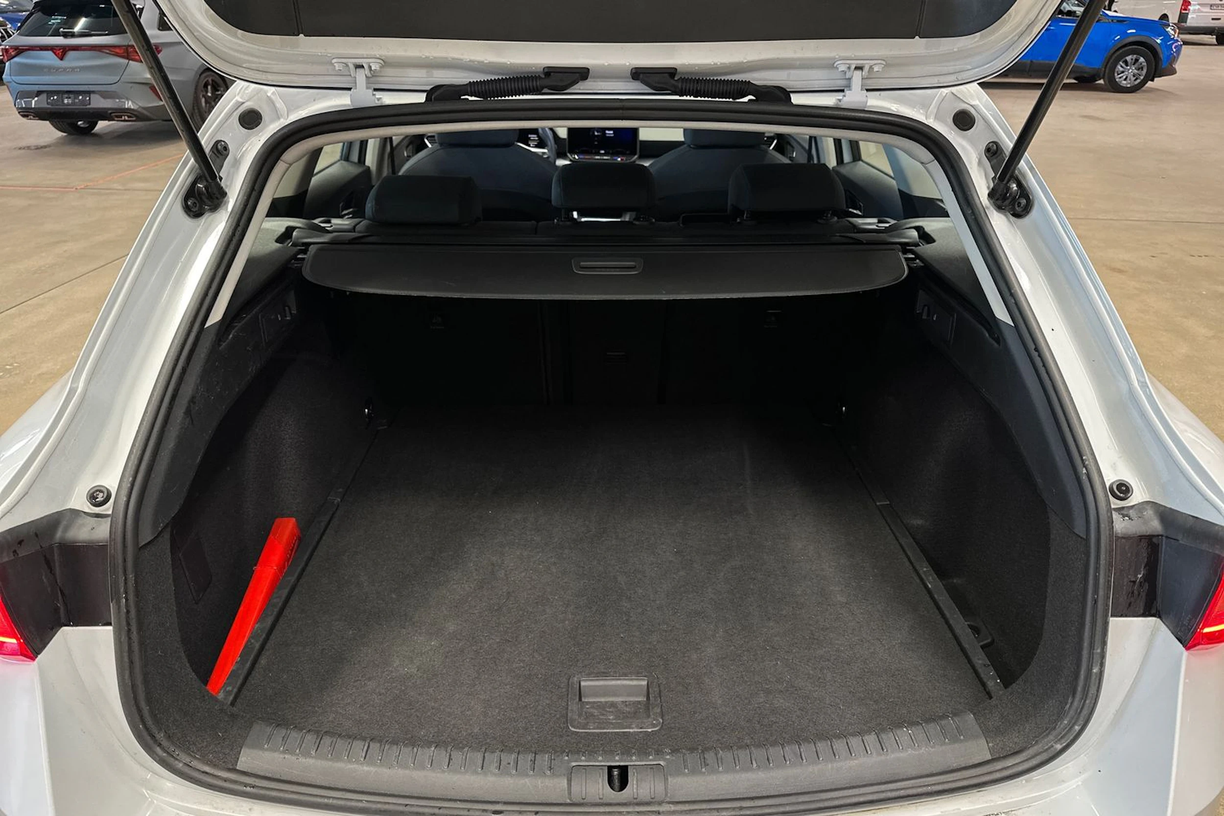 valkoinen SEAT Leon Sportstourer 2025 kuva 28.