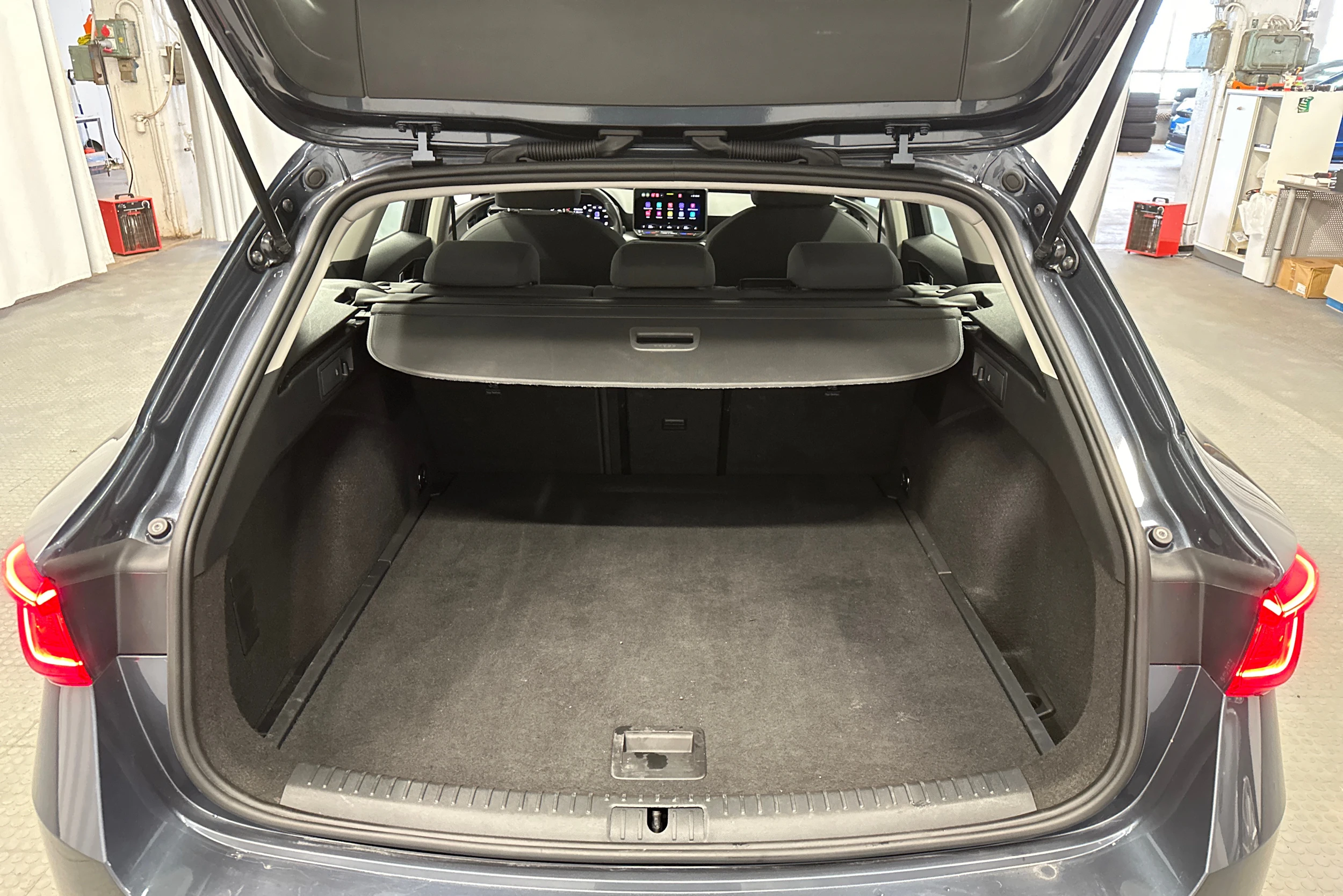 harmaa SEAT Leon Sportstourer 2025 kuva 28.