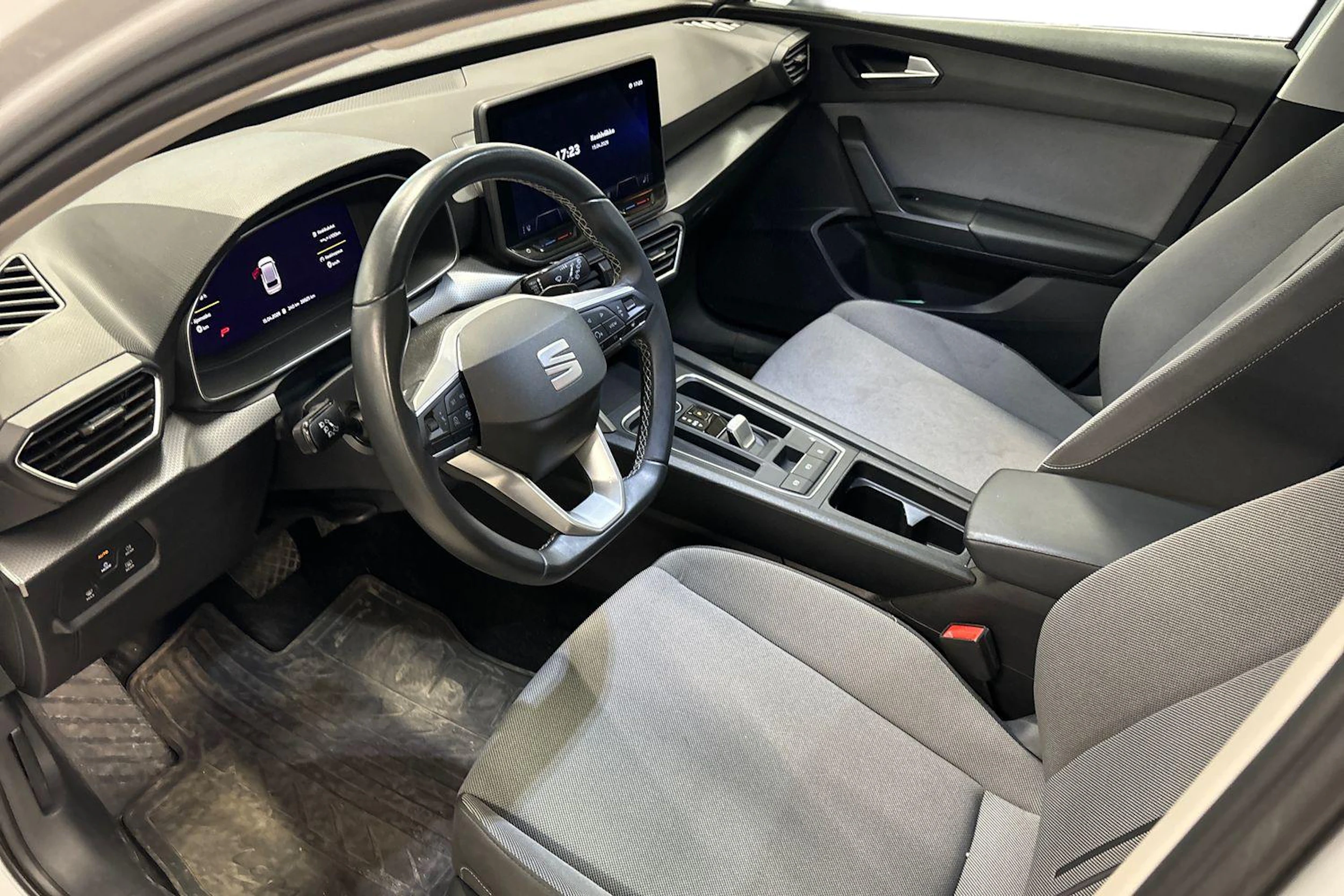 valkoinen SEAT Leon Sportstourer 2025 kuva 3.