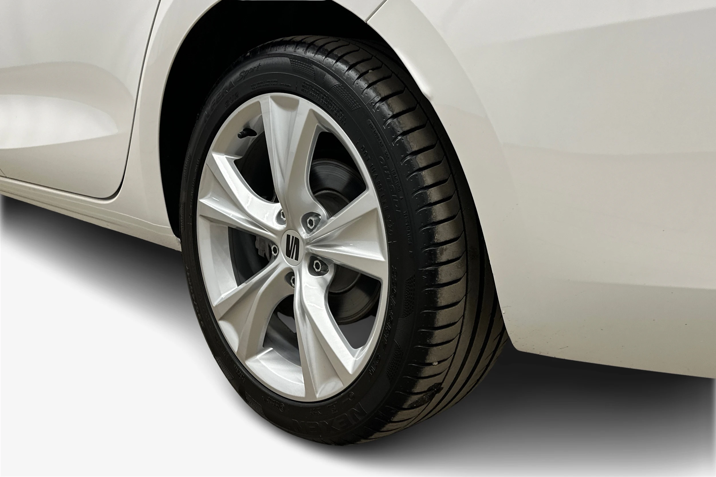 valkoinen SEAT Leon Sportstourer 2025 kuva 12.