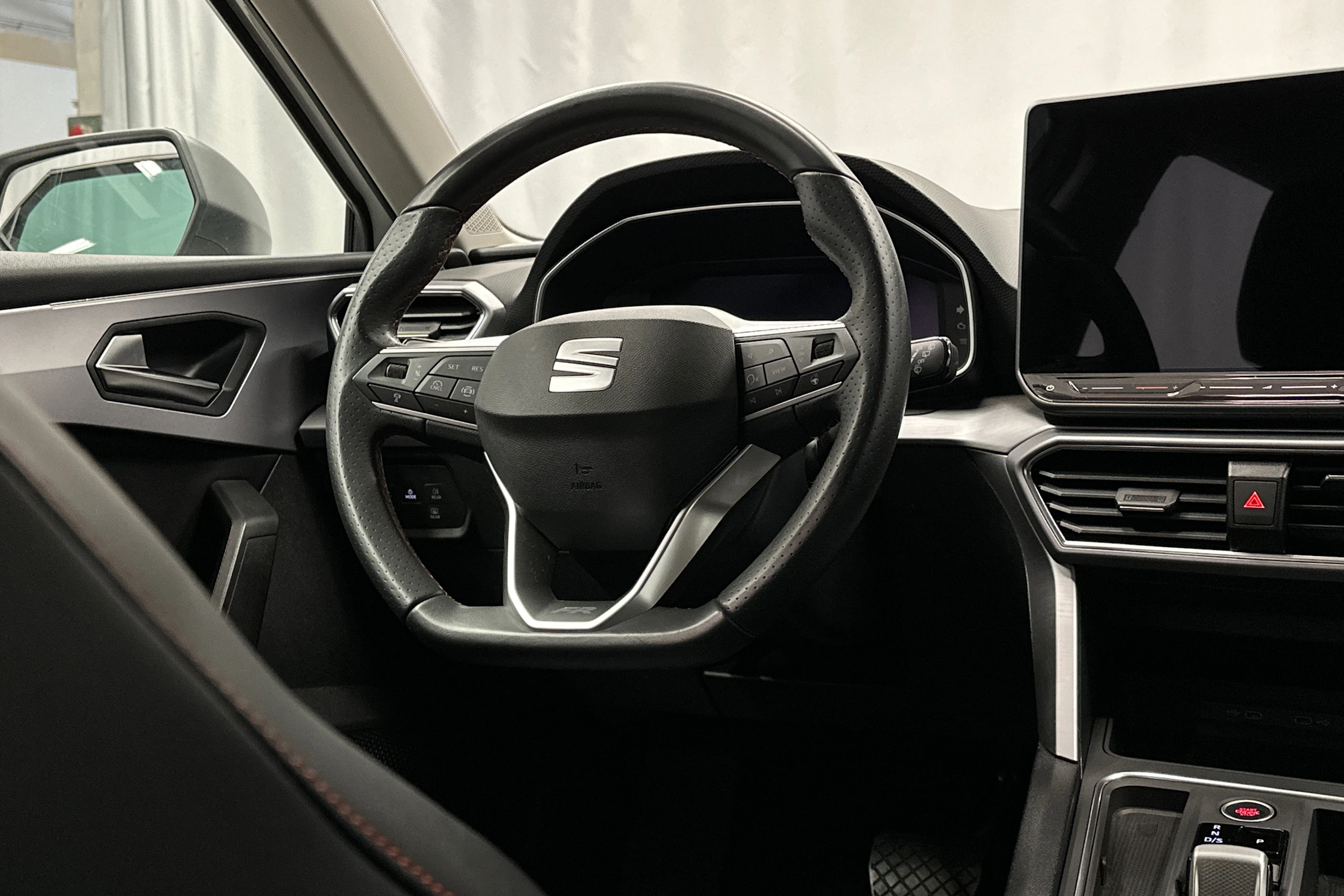 valkoinen SEAT Leon Sportstourer 2025 kuva 17.