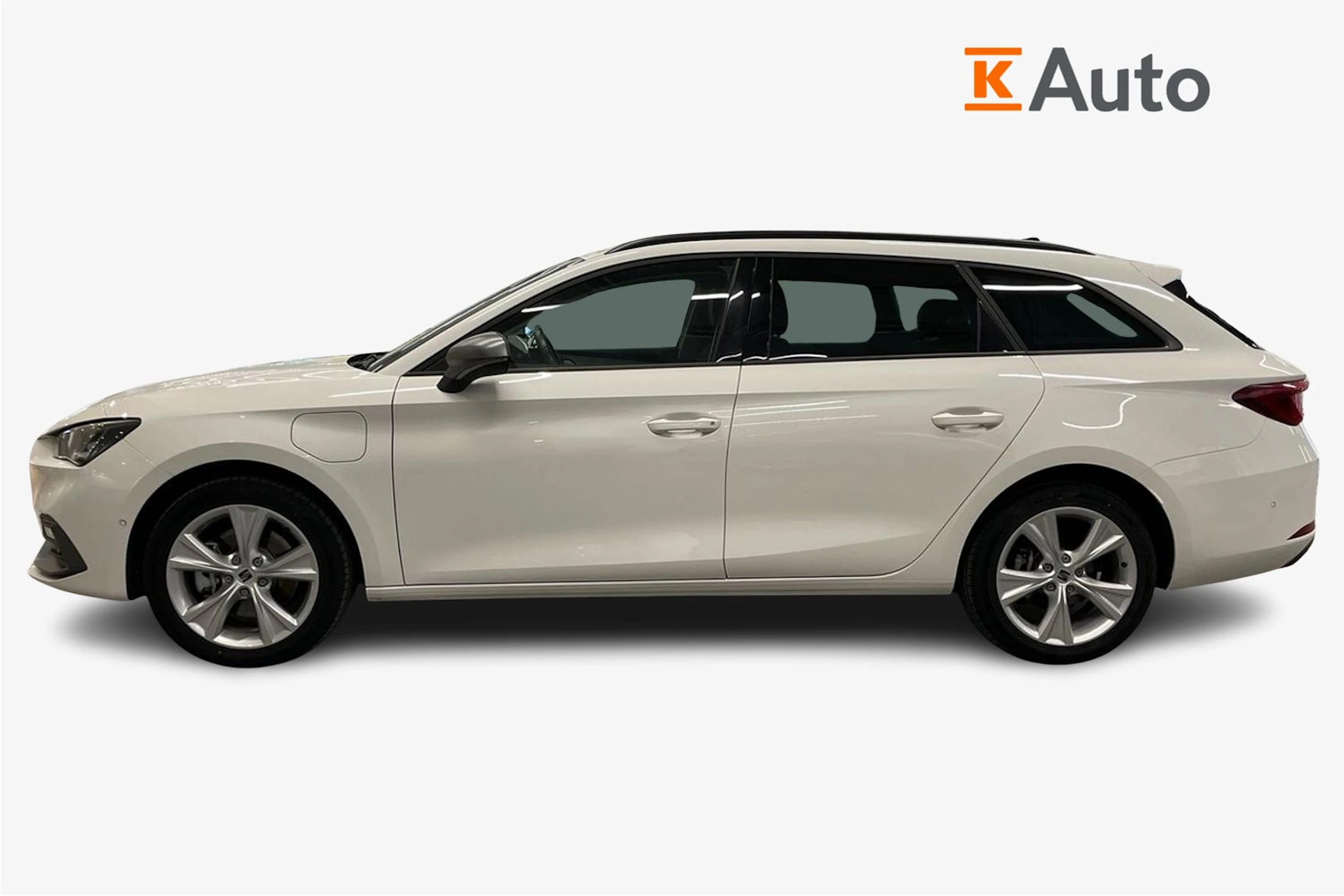 valkoinen SEAT Leon Sportstourer 2025 kuva 5.