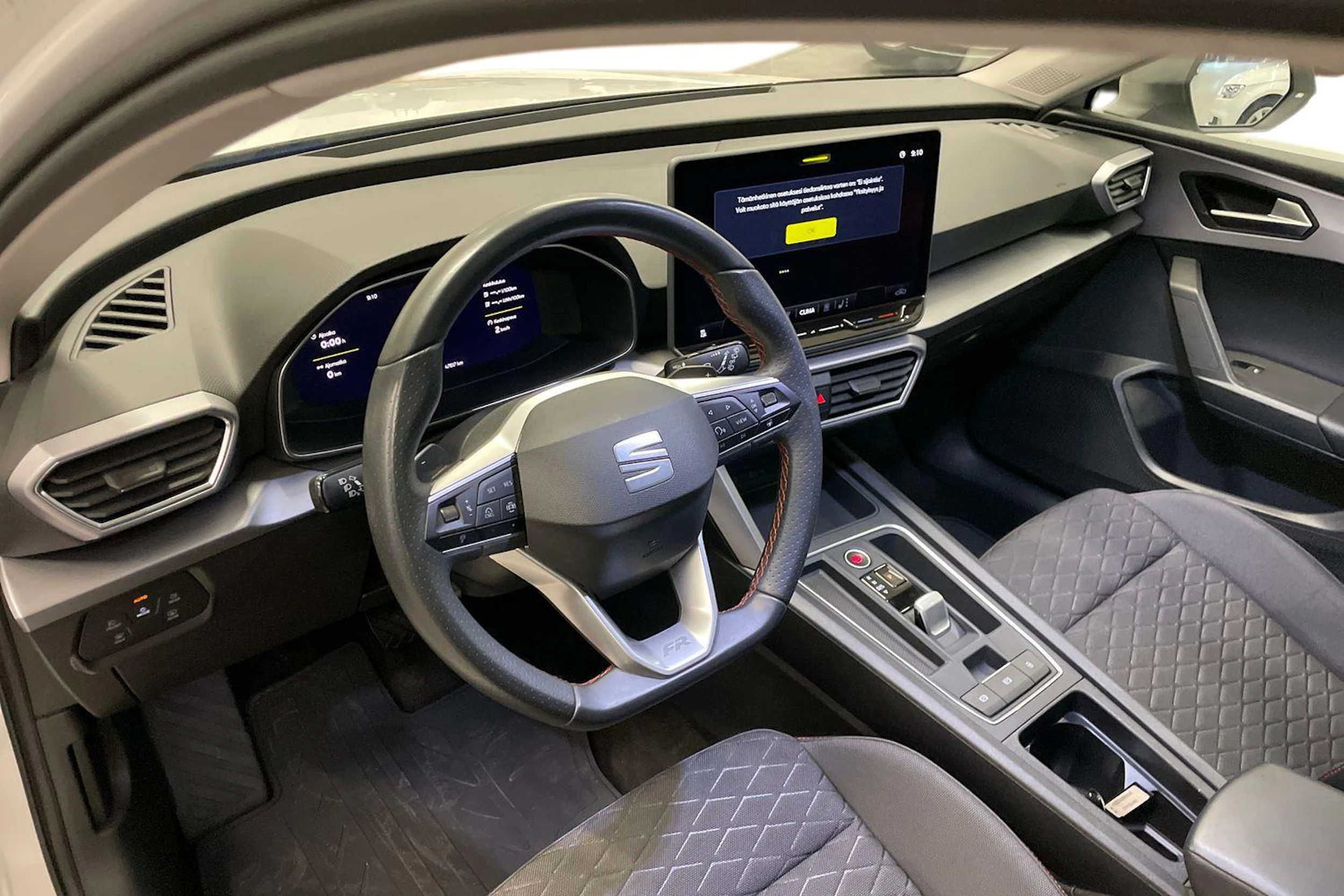 valkoinen SEAT Leon Sportstourer 2025 kuva 6.