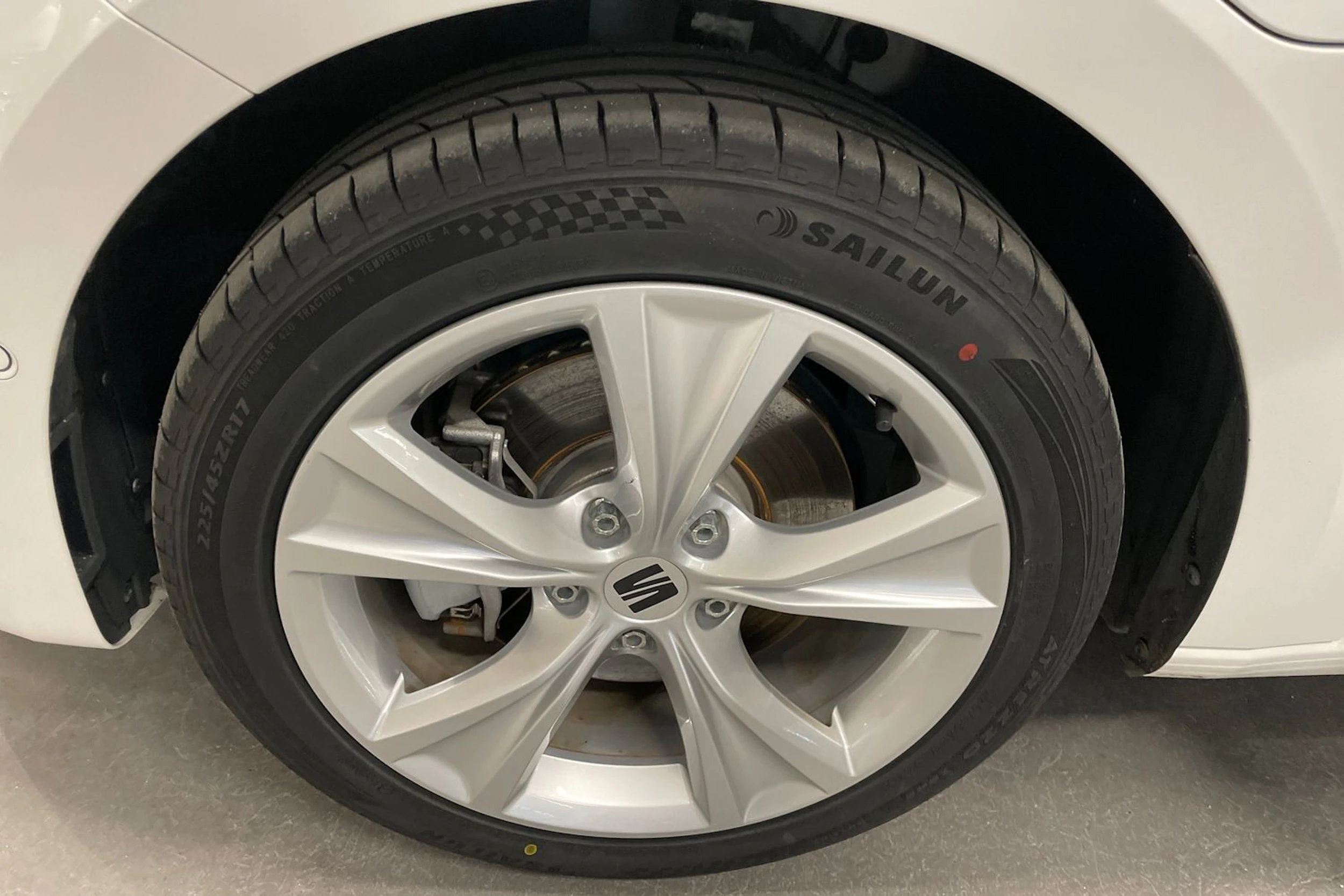 valkoinen SEAT Leon Sportstourer 2025 kuva 10.
