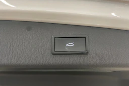 valkoinen SEAT Leon Sportstourer 2025 kuva 13.