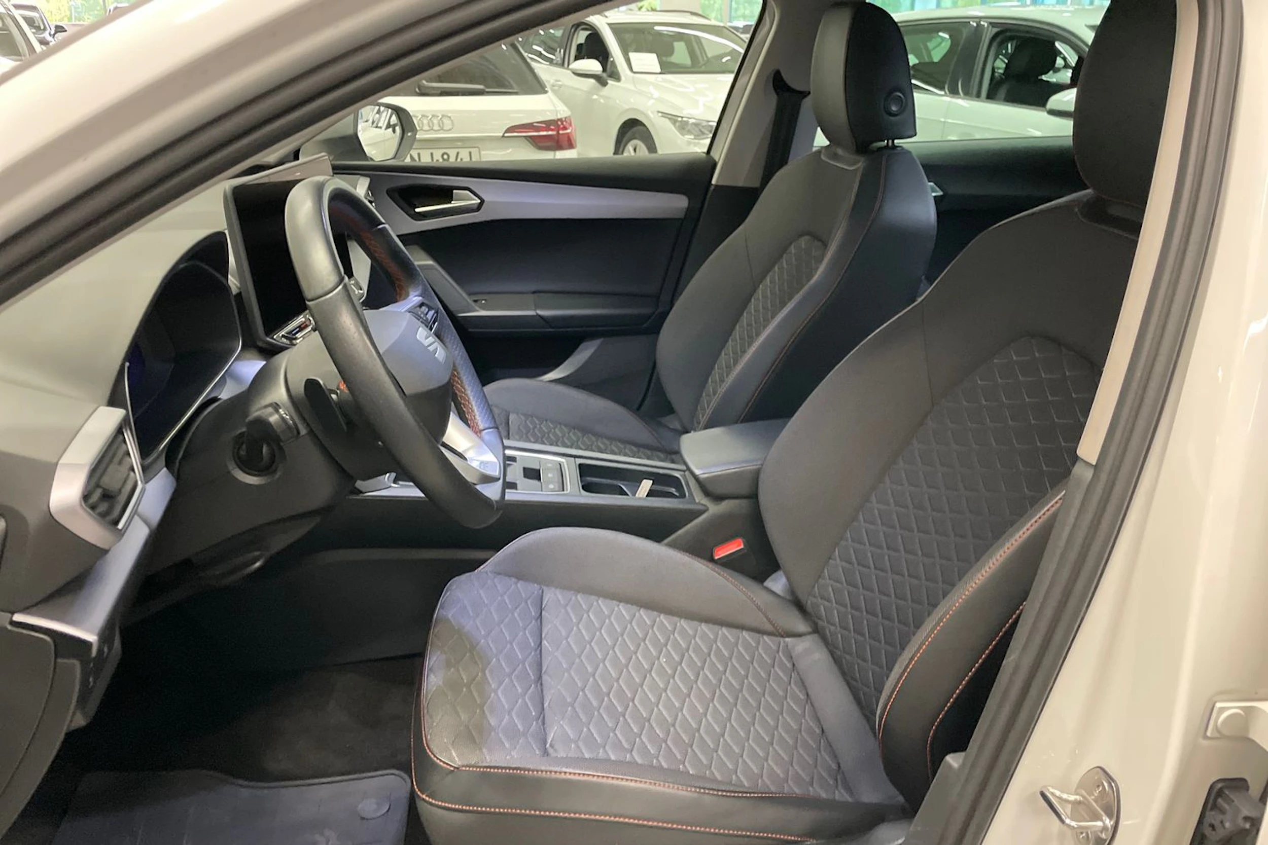 valkoinen SEAT Leon Sportstourer 2025 kuva 14.