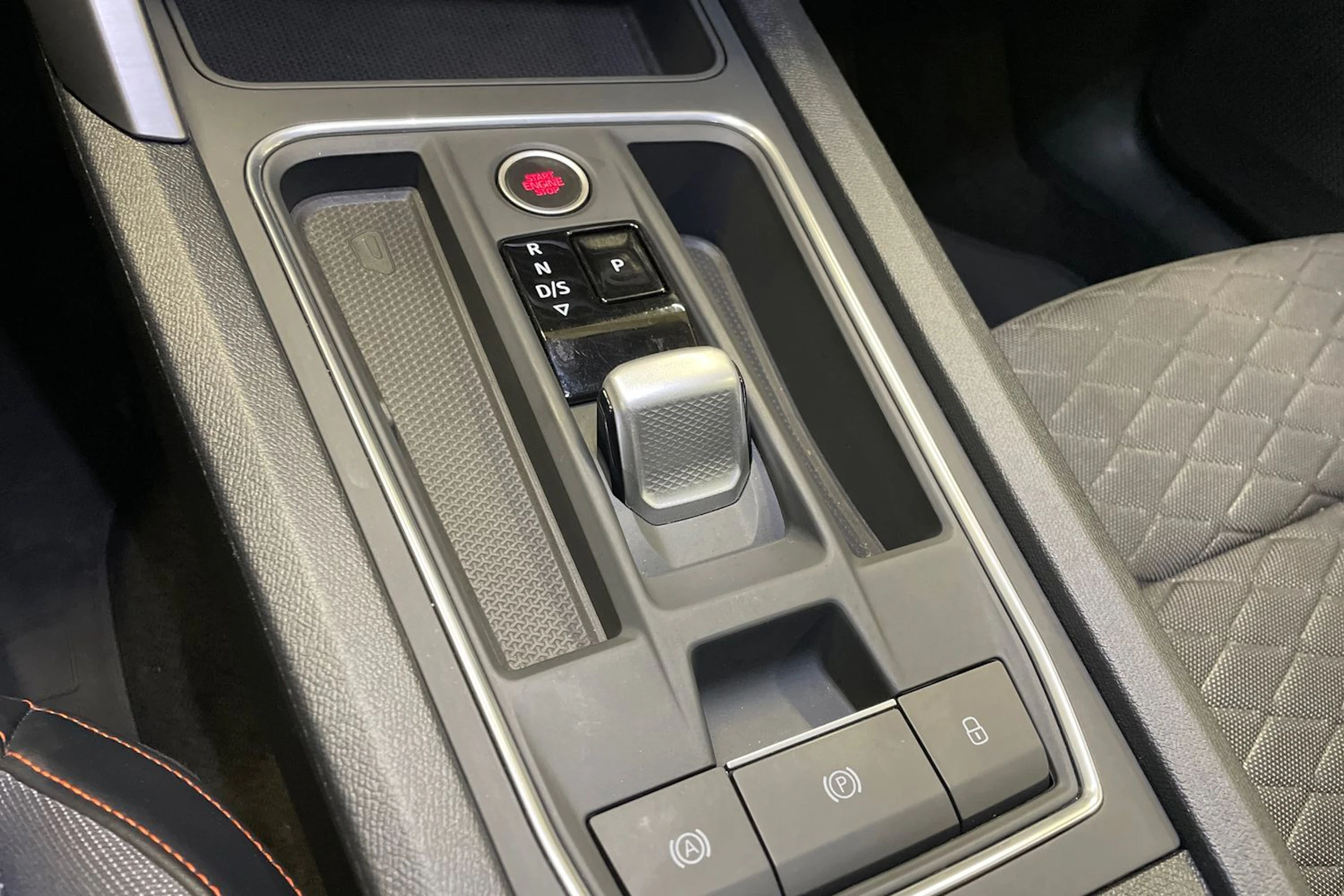 valkoinen SEAT Leon Sportstourer 2025 kuva 15.