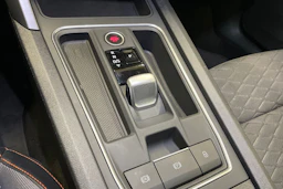 valkoinen SEAT Leon Sportstourer 2025 kuva 15.