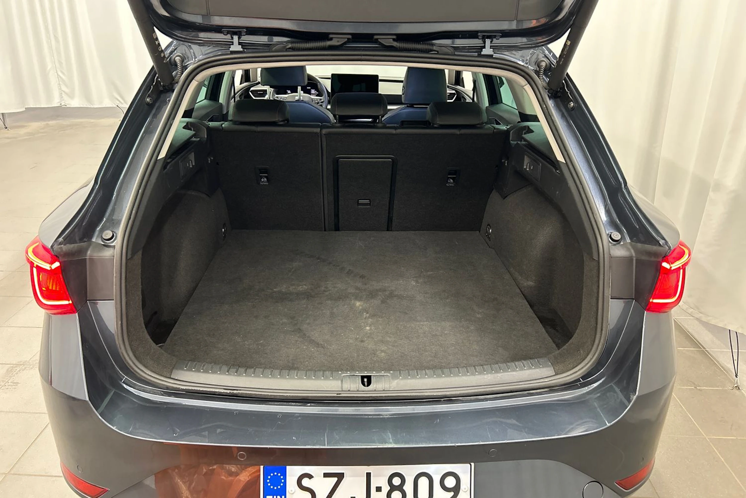 harmaa SEAT Leon Sportstourer 2025 kuva 13.