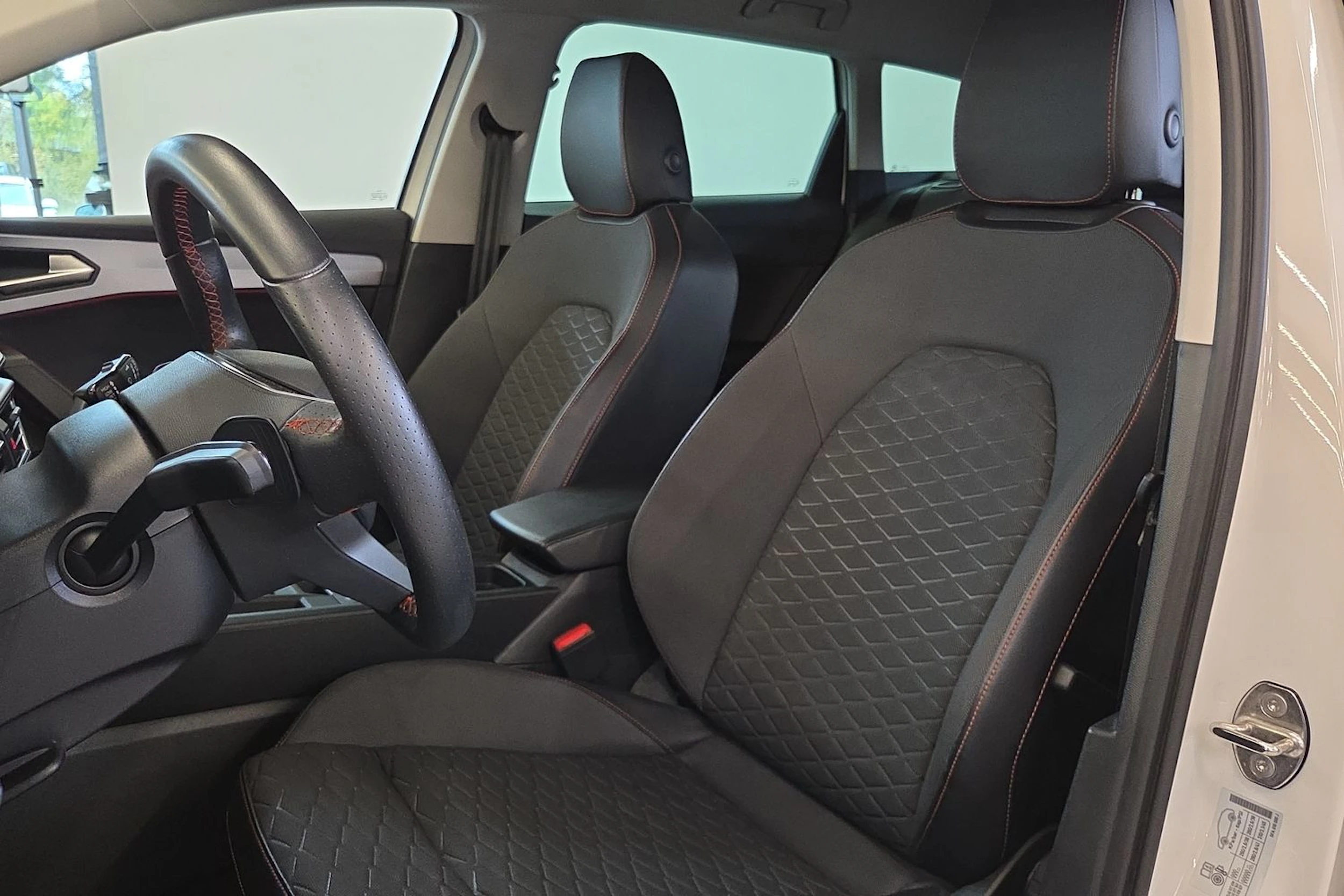 Valkoinen SEAT Leon Sportstourer 2025 kuva 19.