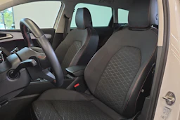 Valkoinen SEAT Leon Sportstourer 2025 kuva 19.