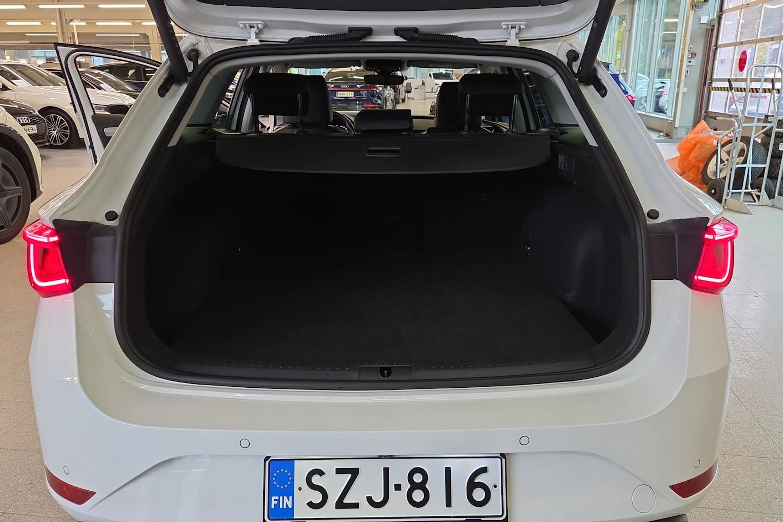 Valkoinen SEAT Leon Sportstourer 2025 kuva 20.