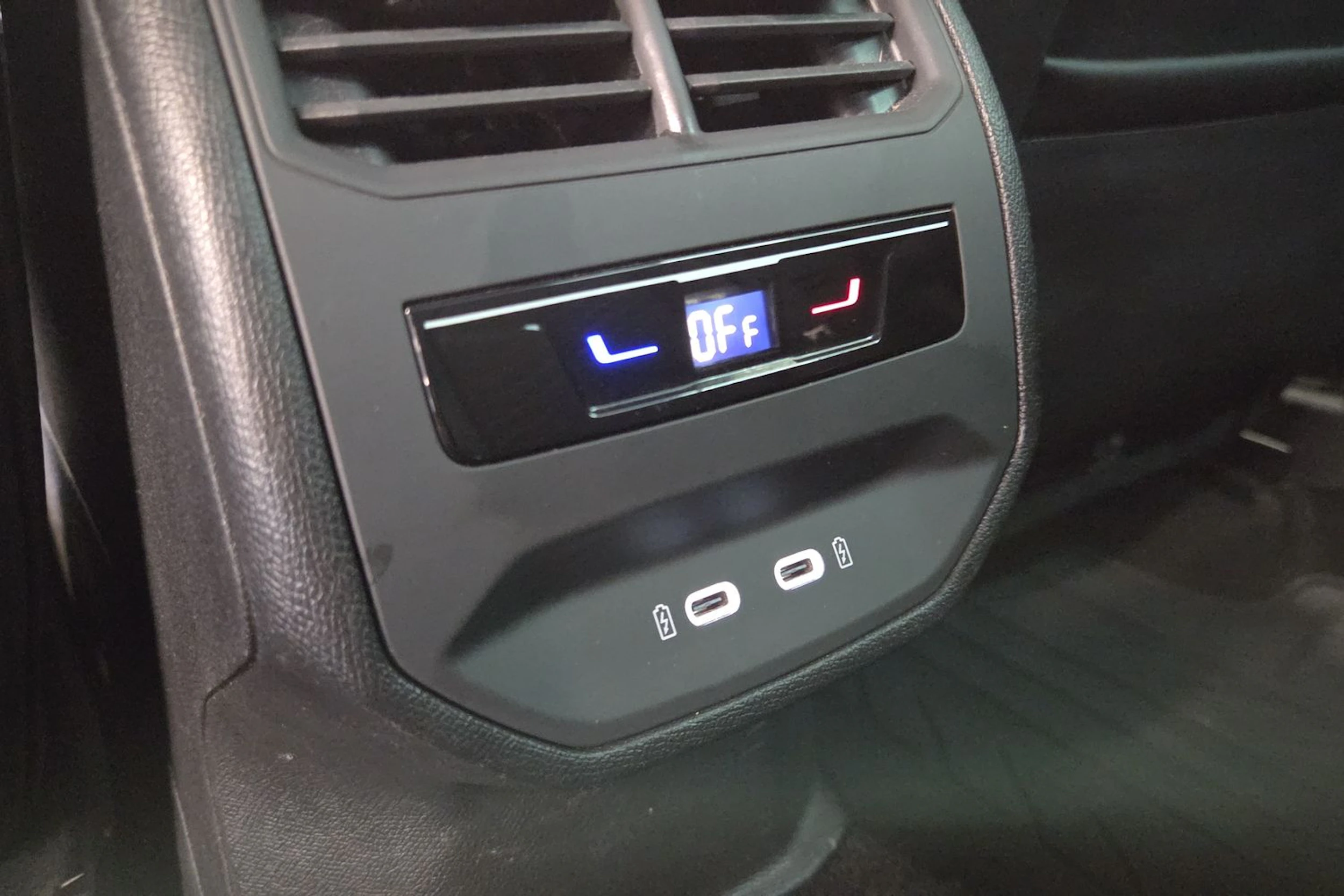 Valkoinen SEAT Leon Sportstourer 2025 kuva 22.